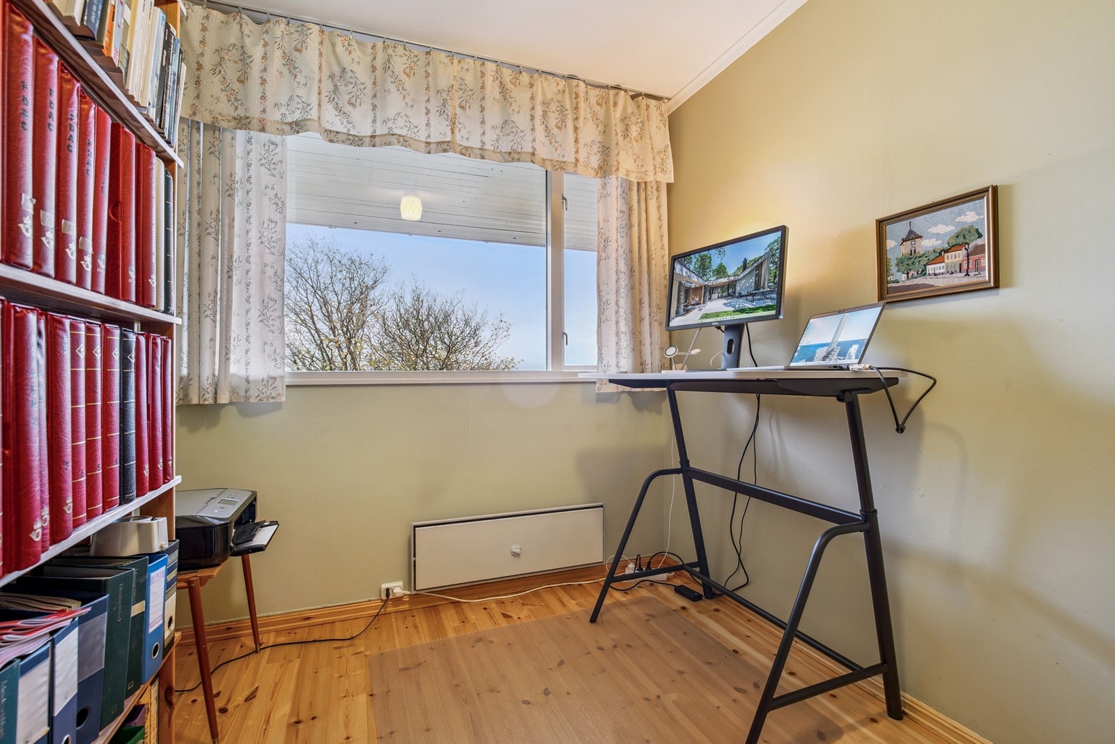 Det andre soverommet måler 7 kvm og er benyttet som kontor av dagens eier. Galleribilde