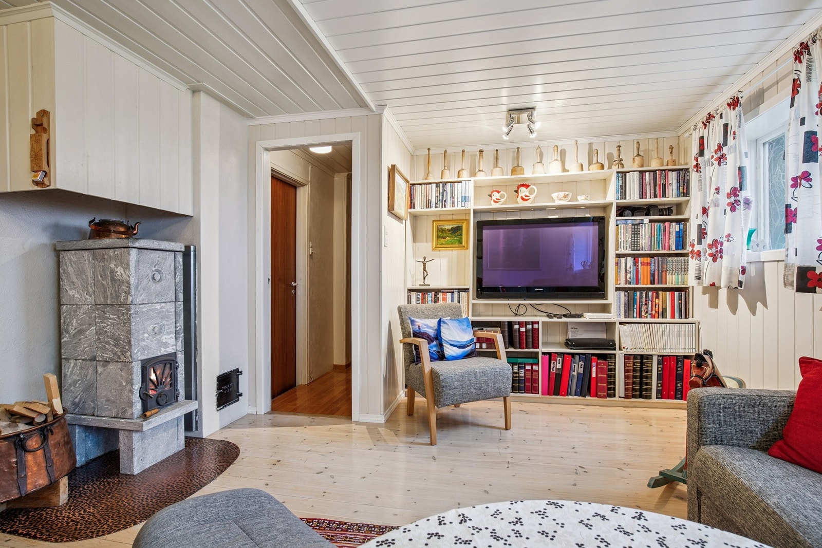 Boligen oppvarmes med elektrisitet, varmepumpe og behagelig vedfyring. Galleribilde