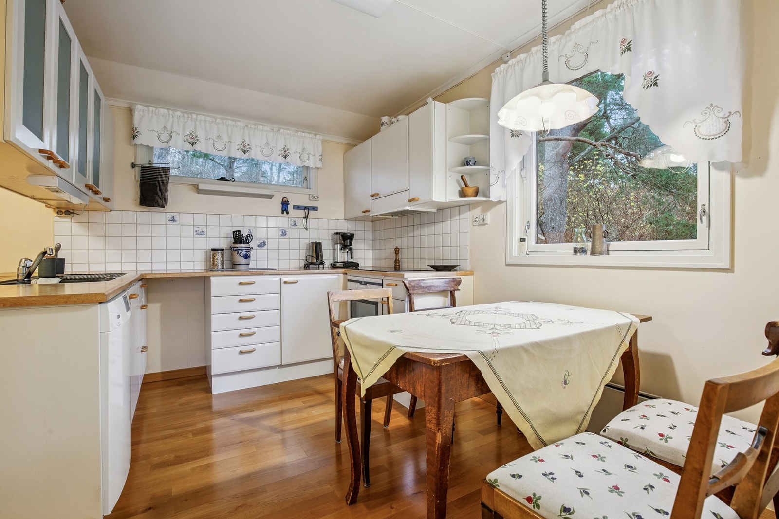 Lyst og velholdt kjøkken som måler 16 kvadratmeter og med tilstandsgrad 1 av takstmann. Galleribilde