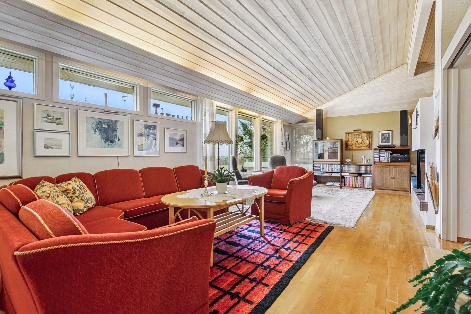 Her får du generøs takhøyde som gir rommene en luftig og eksklusiv romfølelse. Galleribilde