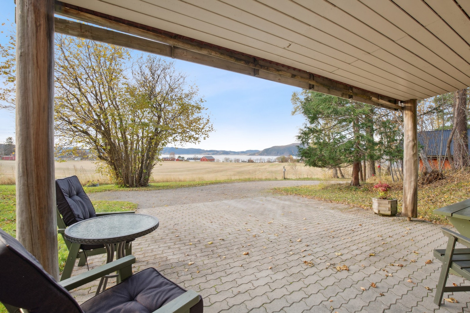 Boligen har en usjenert beliggenhet ved skogen med herlig utsikt ut mot fjorden. Galleribilde