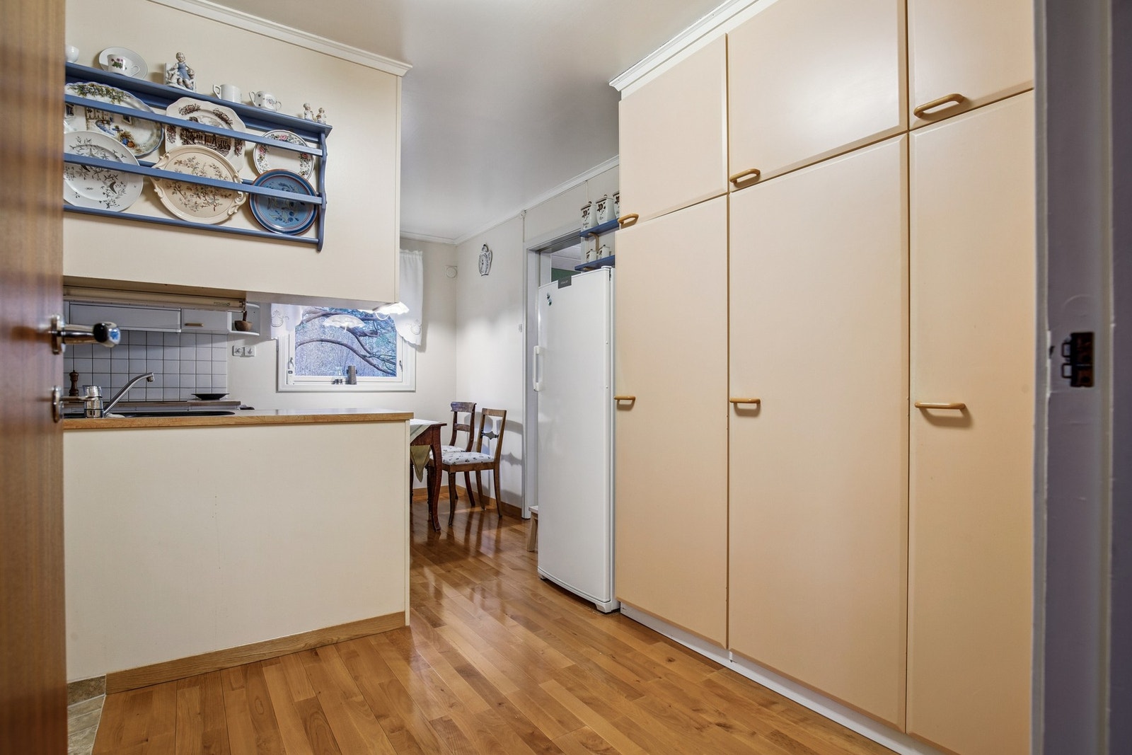 Kjøkkenet er innredet med rikelig skapplass og har samtidig god plass til en spisegruppe. Galleribilde