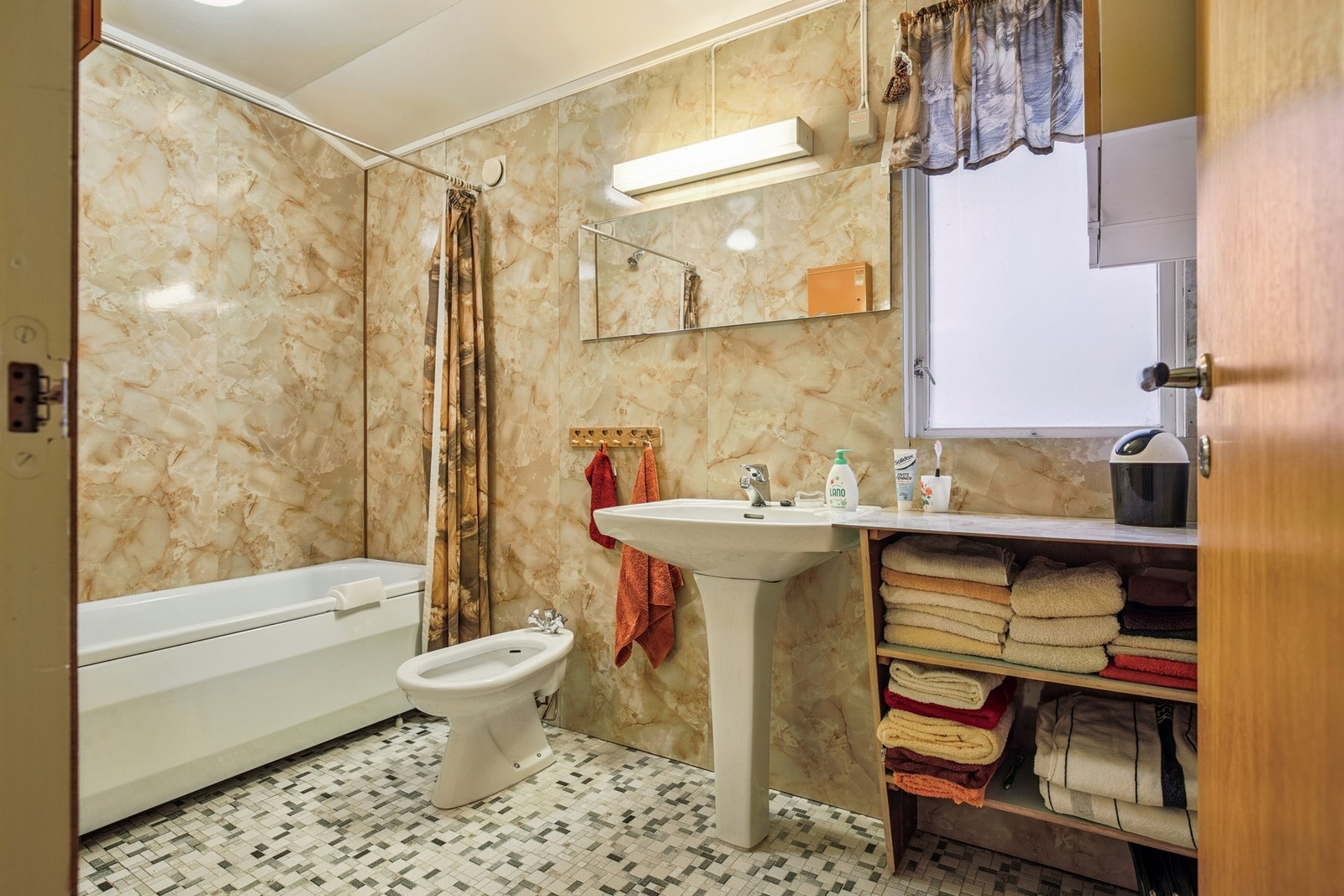 I hovedetasjen får du eget baderom samt et separat toalettrom vegg i vegg. Badet måler 5 kvm. Galleribilde