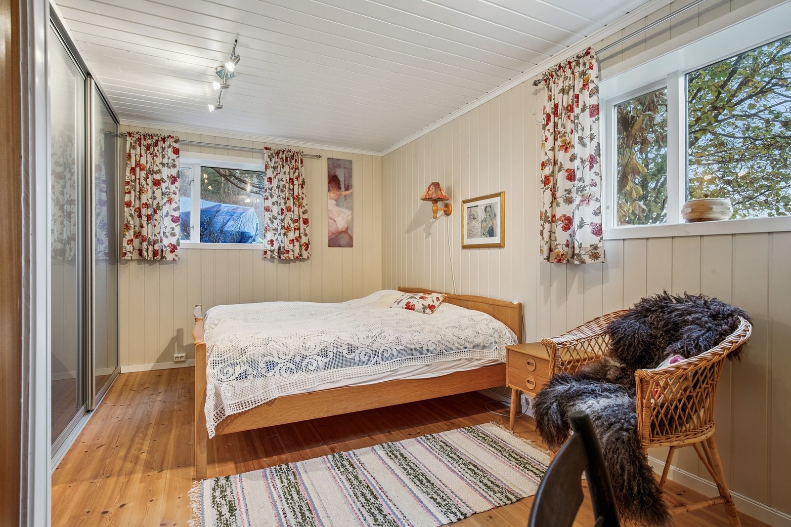 Soverom på 13 kvadratmeter med praktisk skyvedørsgarderobe og svært godt lysinnslipp fra to store vinduer. Galleribilde