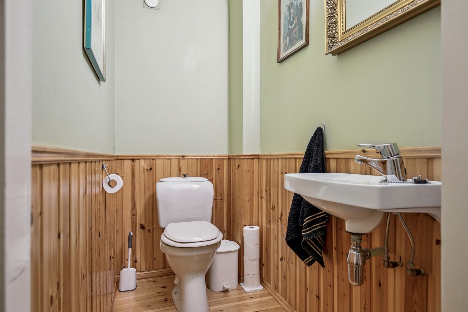 Praktisk toalettrom som måler 2 kvadratmeter. Galleribilde