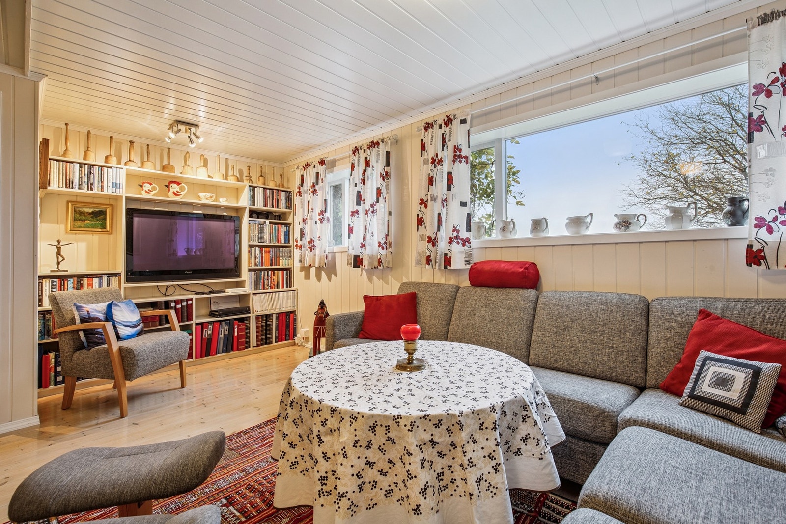 Sokkeletasjens stue måler gode 18 kvadratmeter. Galleribilde