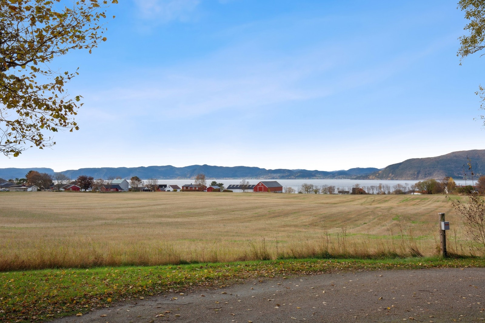 Eiendommen har svært gode solforhold som gir lyse og trivelige ute- og innemiljøer gjennom store deler av dagen. Galleribilde
