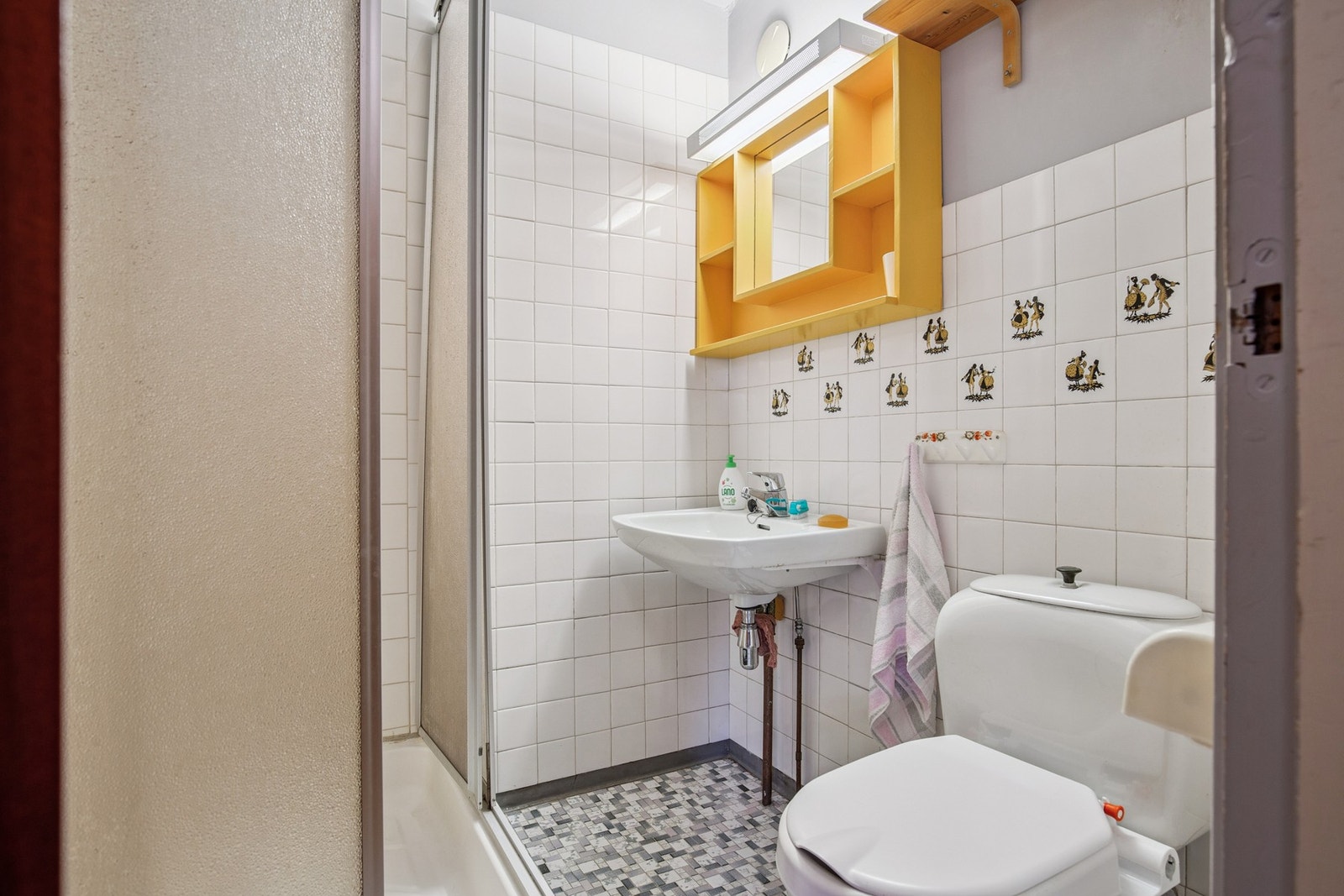 I sokkelen får du et praktisk og effektivt flislagt baderom på 2 kvadratmeter. Galleribilde