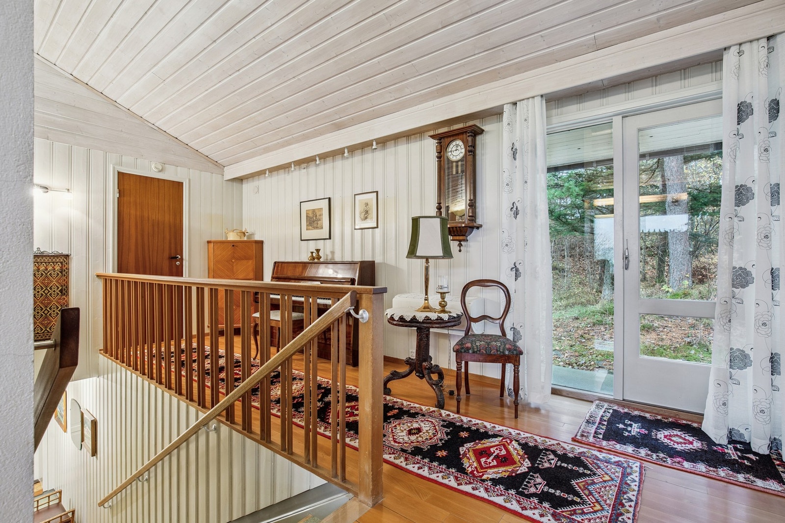 Gang som måler 18 kvadratmeter med trappegang til sokkel. Sokkeletasjen inneholder entré, bad, soverom, gang og flere boder. Galleribilde