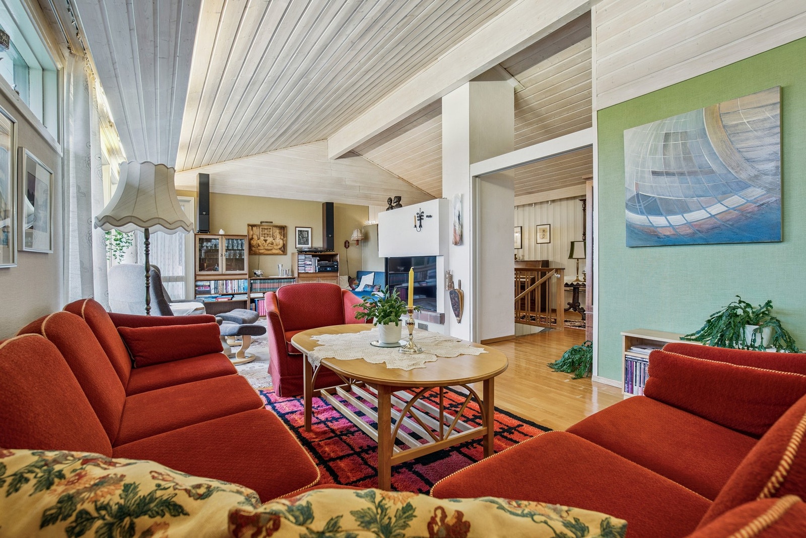 Hovedetasjen inneholder stue, kjøkken, to ganger, to soverom samt baderom og separat toalett. Galleribilde