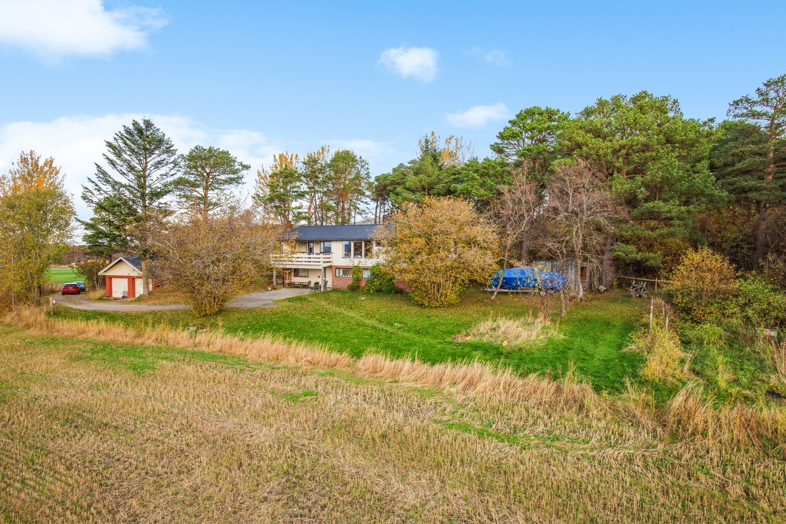 En innholdsrik og sjarmerende enebolig på generøs tomt på over to mål! Galleribilde