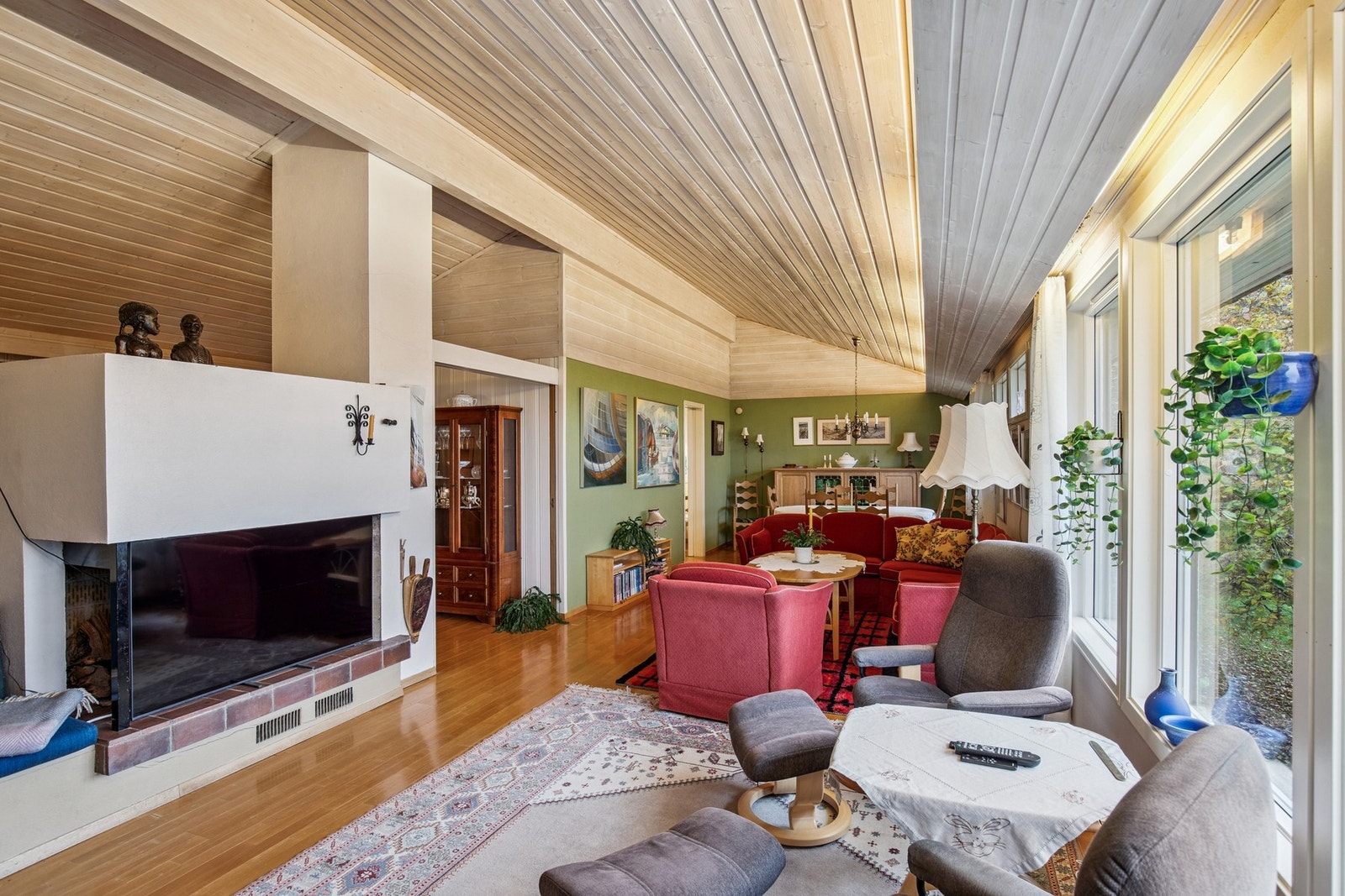 Boligen er arkitekttegnet og preget av sømløse overganger med naturlig flyt og behagelige soner. Galleribilde