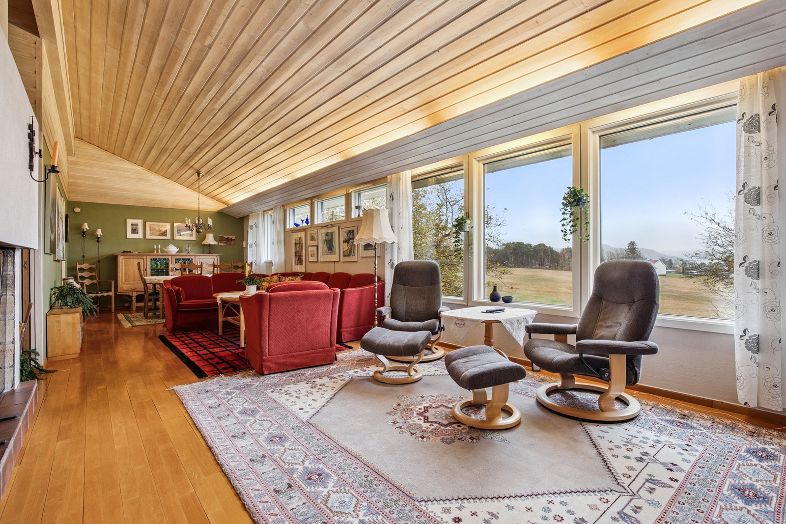 Store vindusflater sikrer en lys og innebydene boatmosfære. Galleribilde