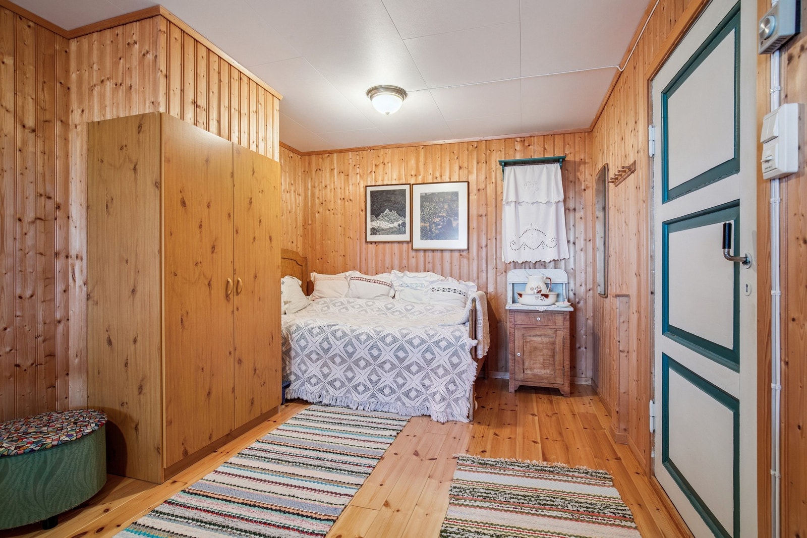 Soverom på 16 kvadratmeter. (Soverommet er opprinnelig godkjent som garasje og det er ikke søkt om bruksendring) Galleribilde