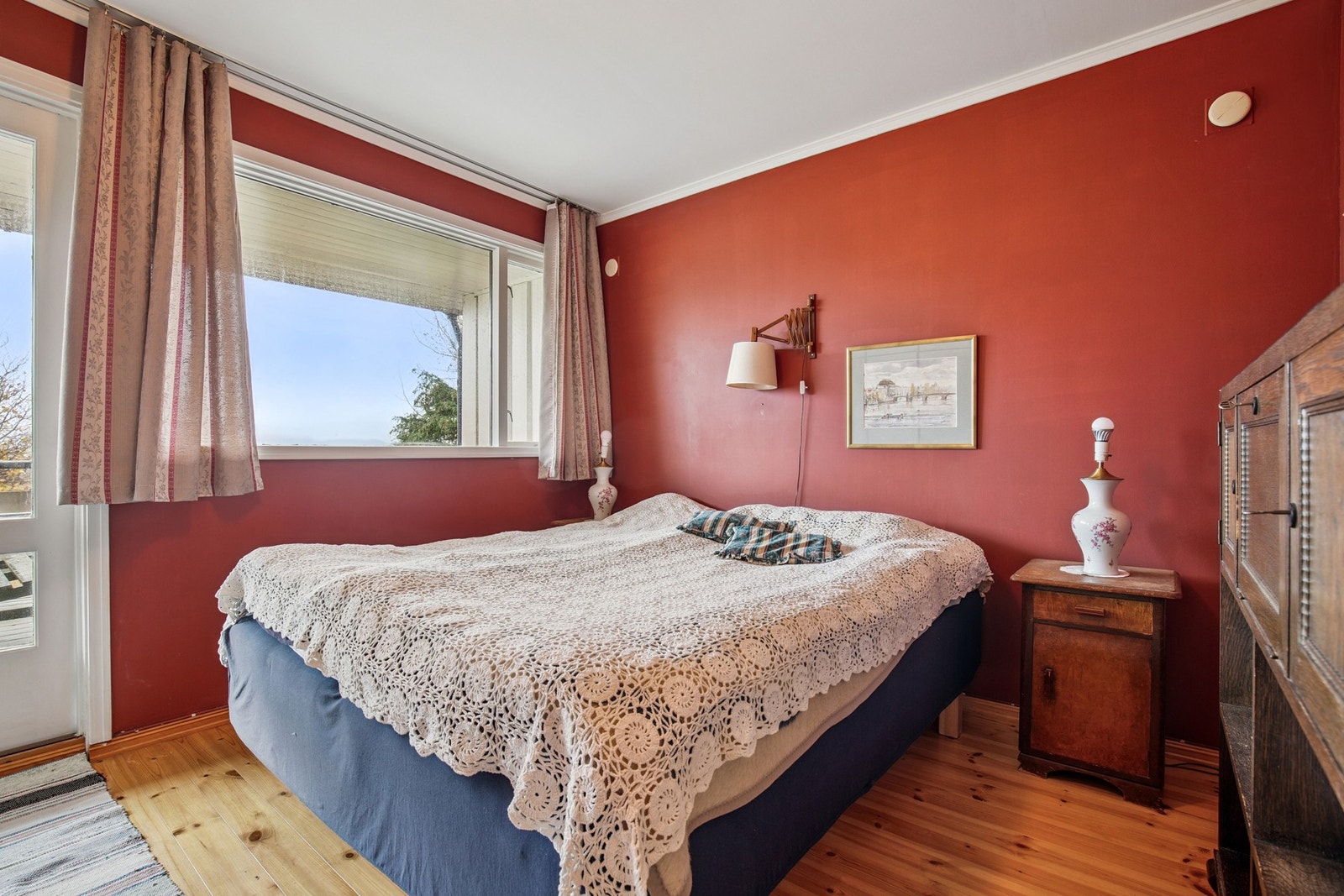 I hovedetasjen er det to soverom. Dette er på 10 kvm og har dirkete tilknytning til balkongen. Galleribilde