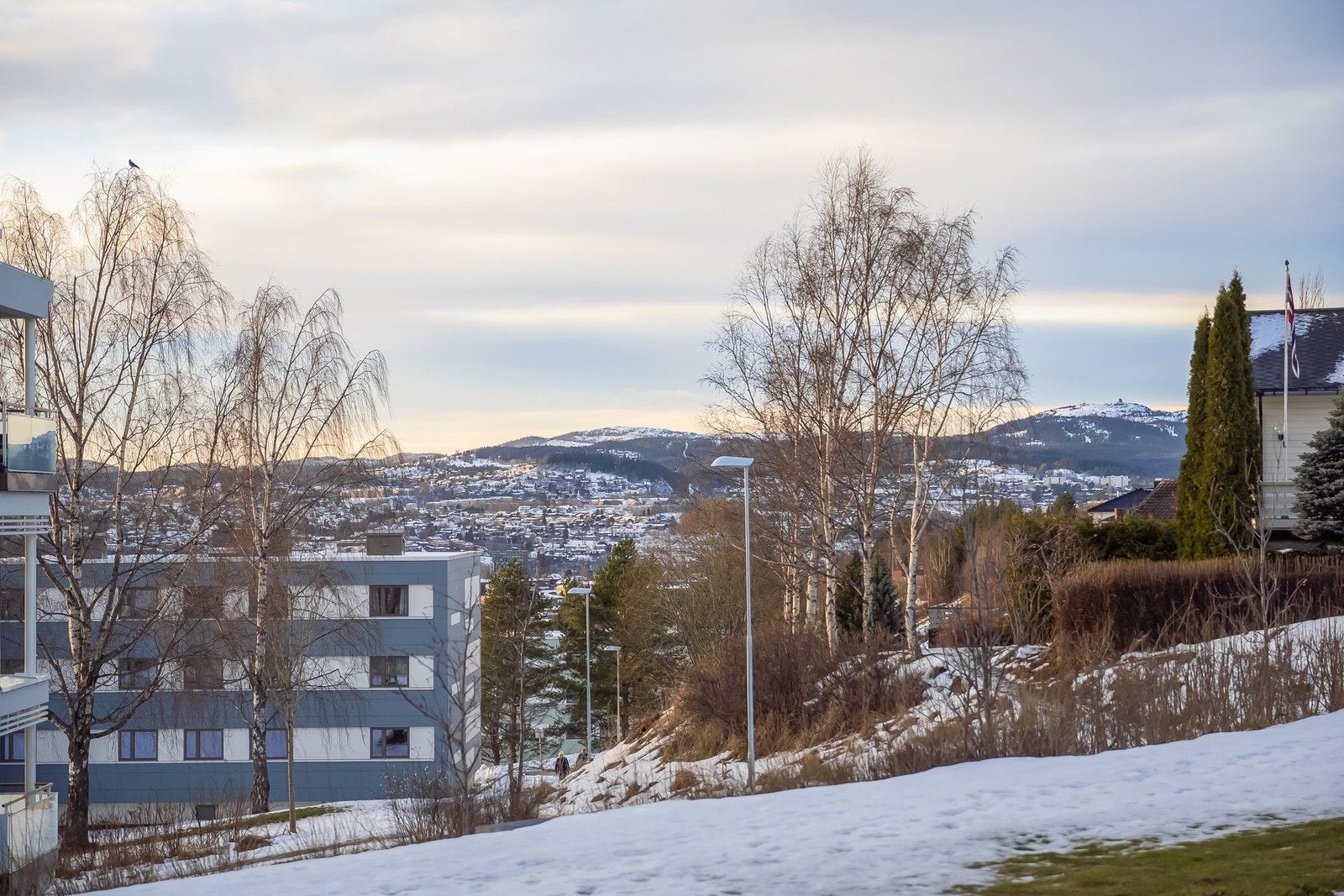 Leiligheten har en stor veranda på 22 kvm med fint utsyn og glimrende solforhold. Galleribilde