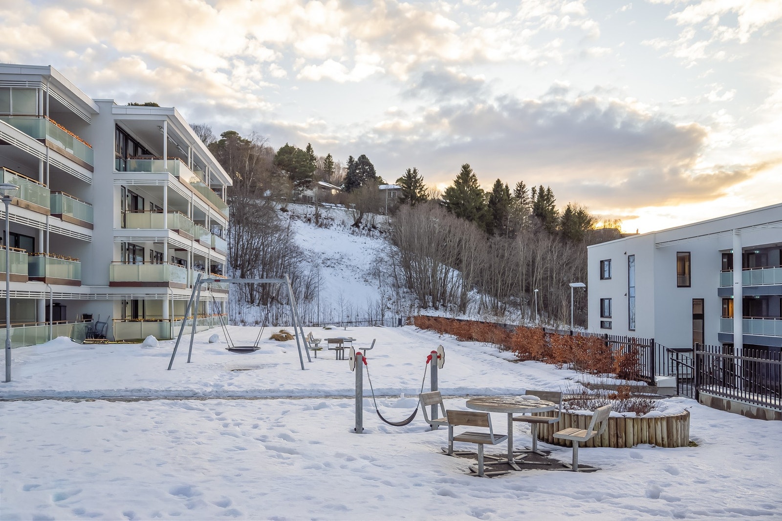 Barnevennlig med grøntarealer og lekeplass like ved. Galleribilde