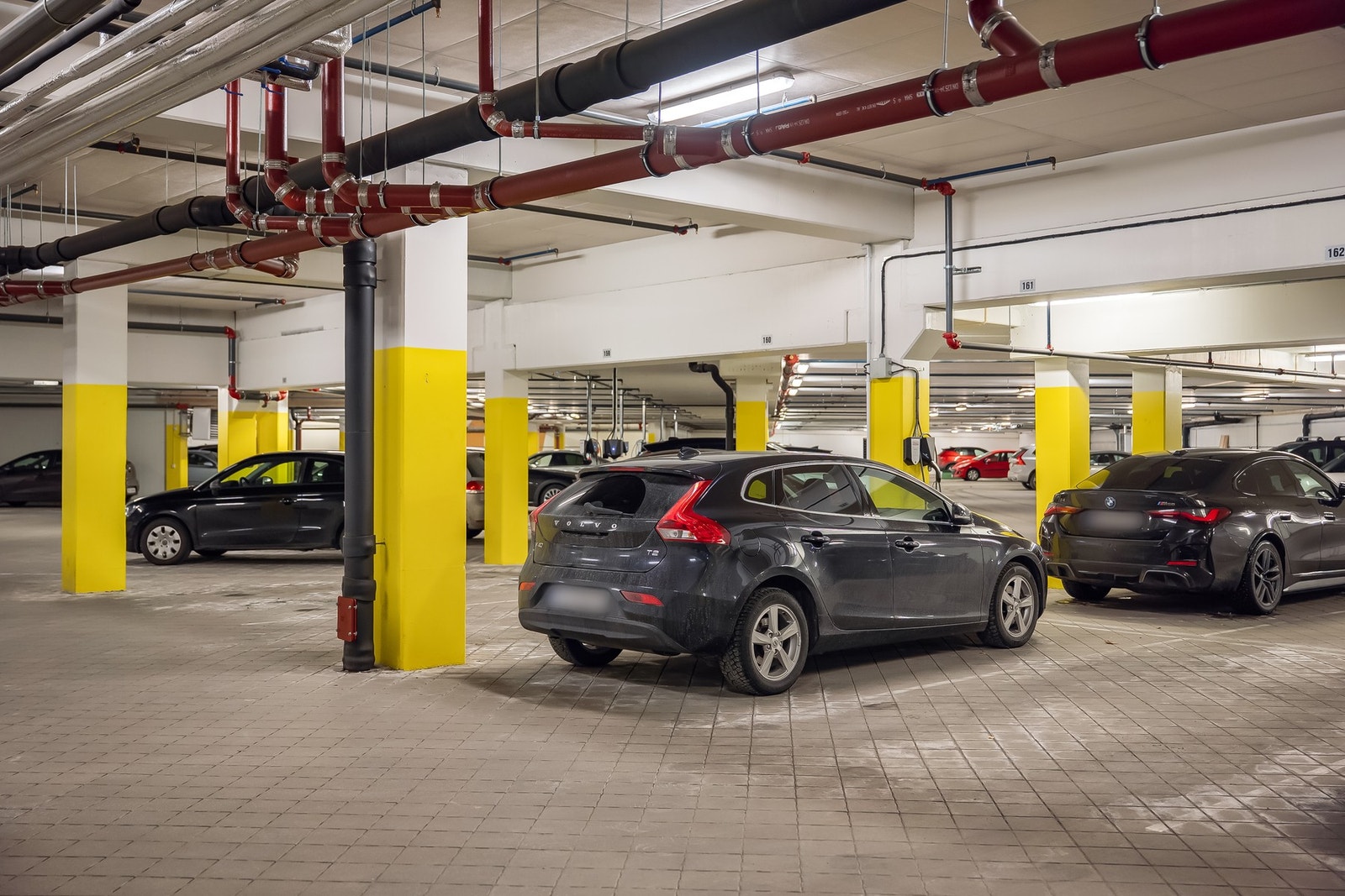 Fast plass i p-kjeller. Galleribilde