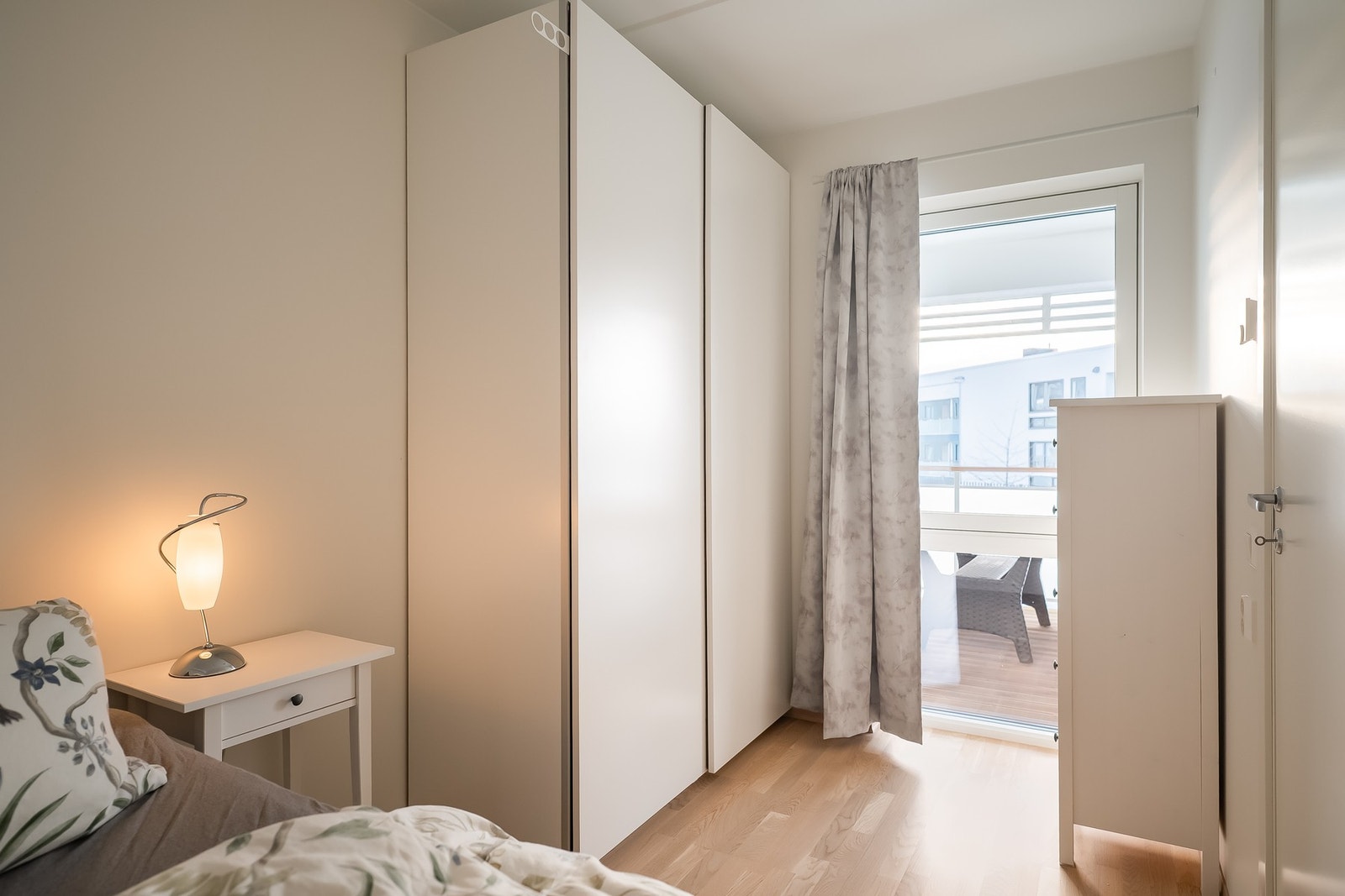 Garderobeskap medfølger i handelen. Galleribilde