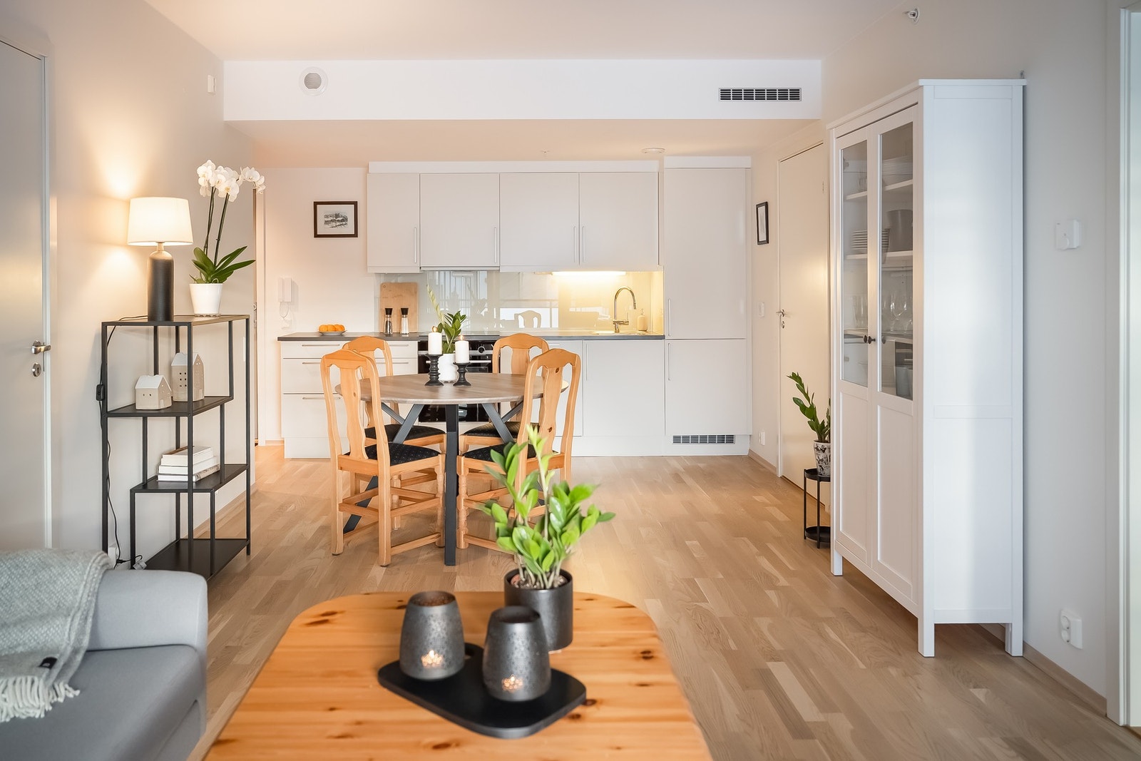 Alle rom er malt i lyse farger. Galleribilde