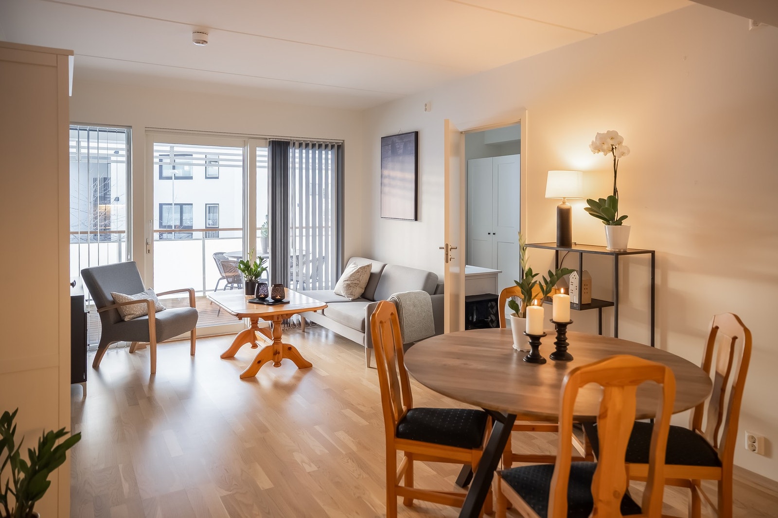 Romslig stue med god plass til sofaløsning og spisebord. Galleribilde