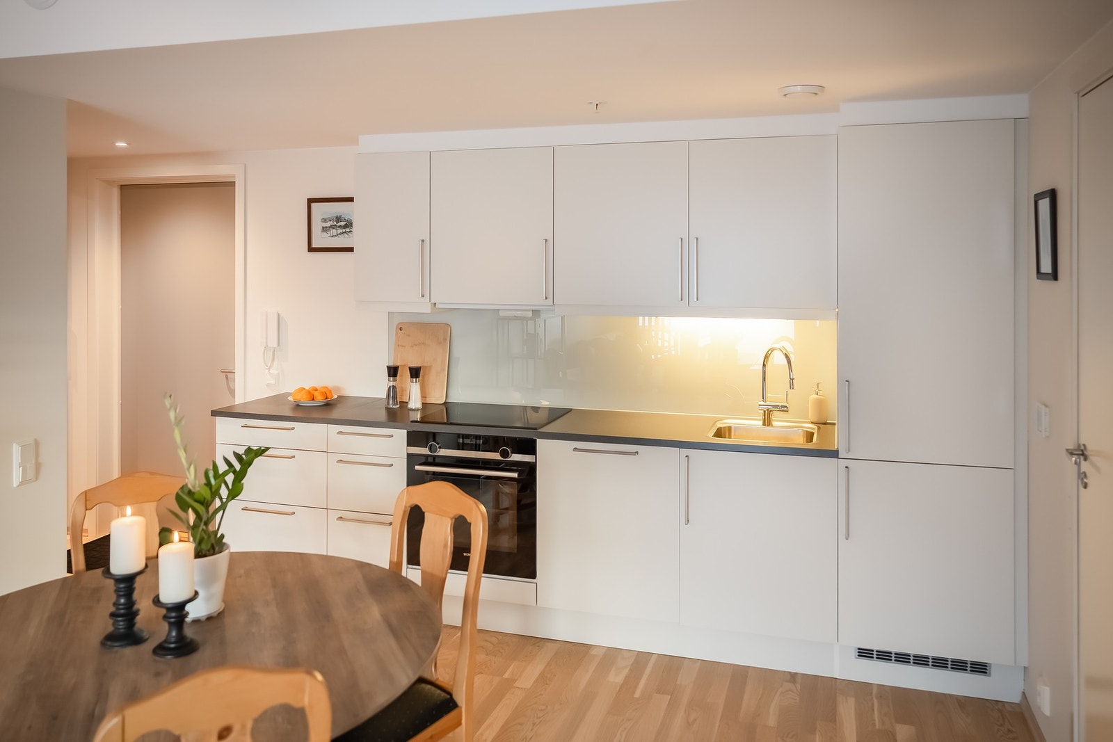 Pent kjøkken med integrerte hvitevarer. Galleribilde