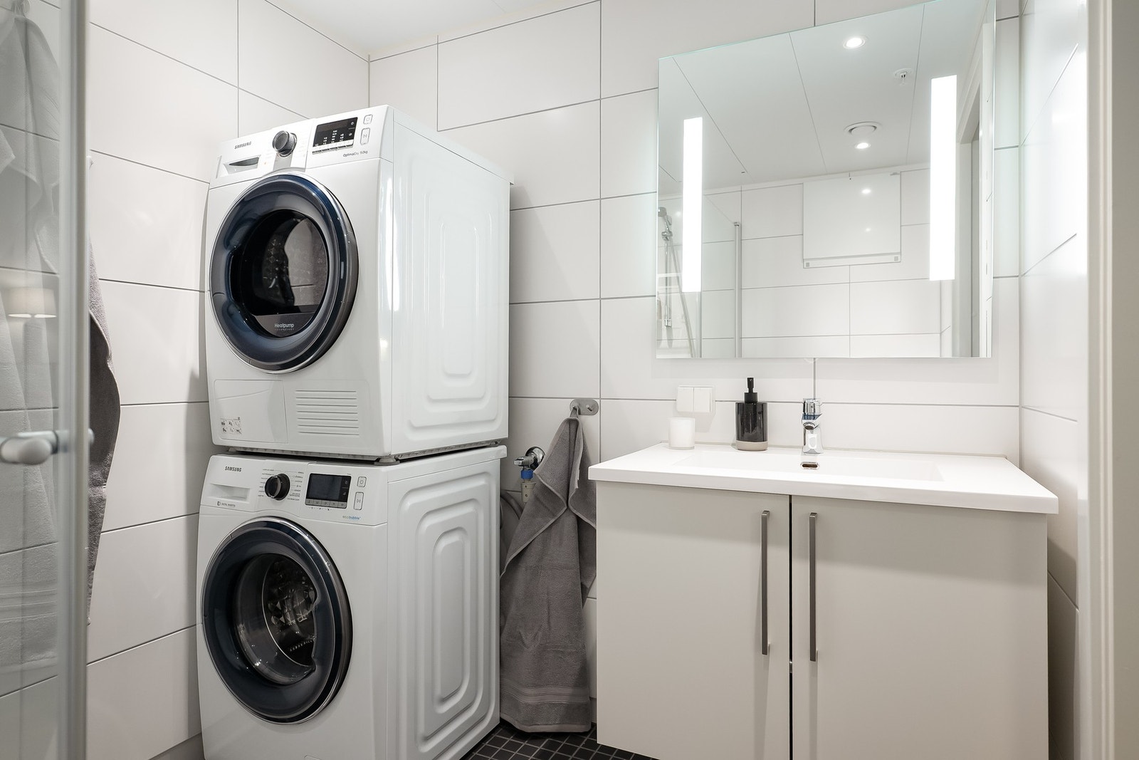 Pent flislagt bad med varme i gulv. Galleribilde