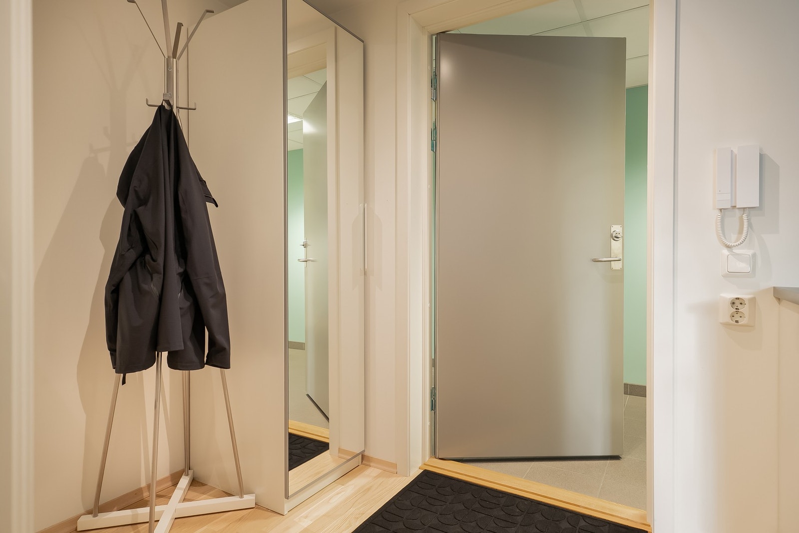 Leiligheten har adkomst via felles inngangsparti og trapperom med heis. Galleribilde