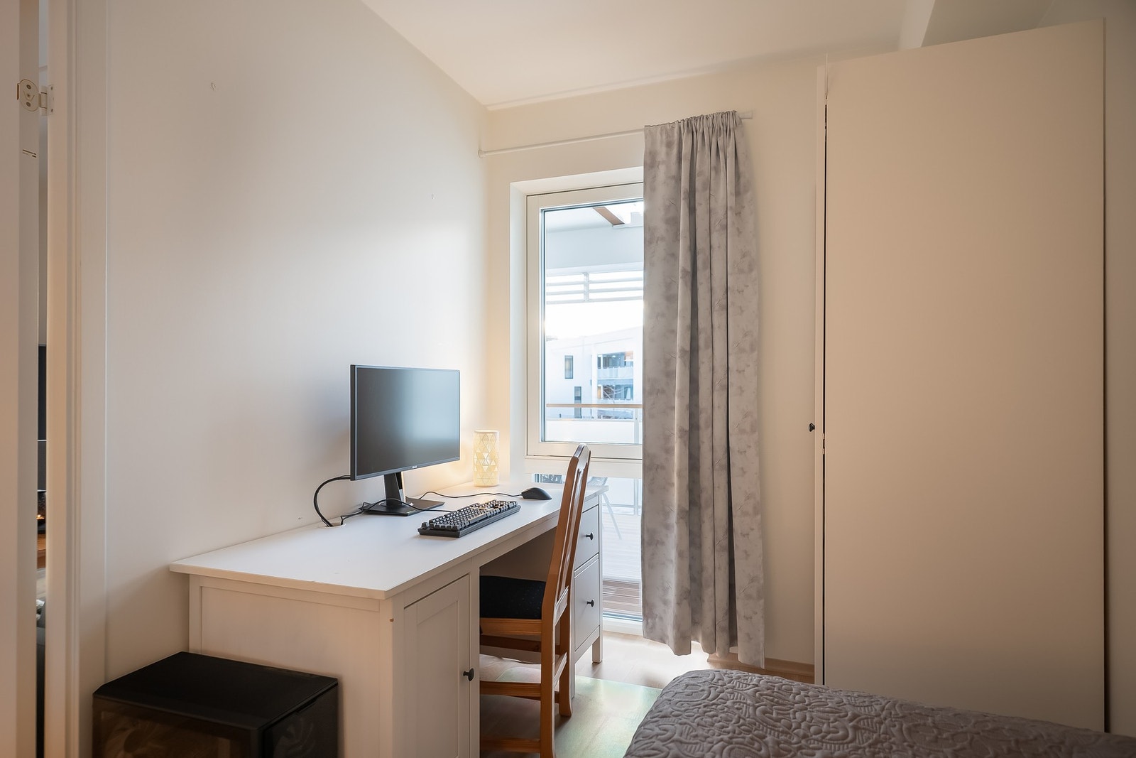 Fin arbeidsplass ved vinduet. Galleribilde