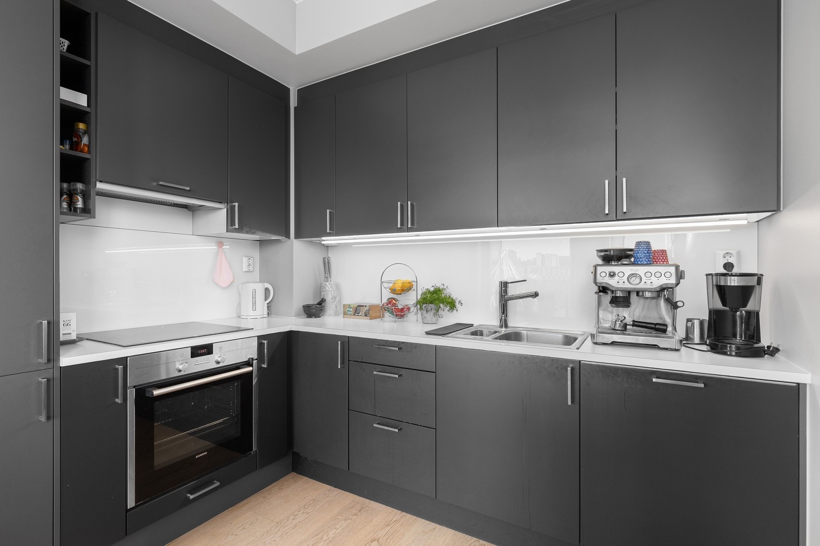 Kjøkkeninnredning fra Sigdal med laminerte skrog, slette fronter og laminat benkeplate. Galleribilde