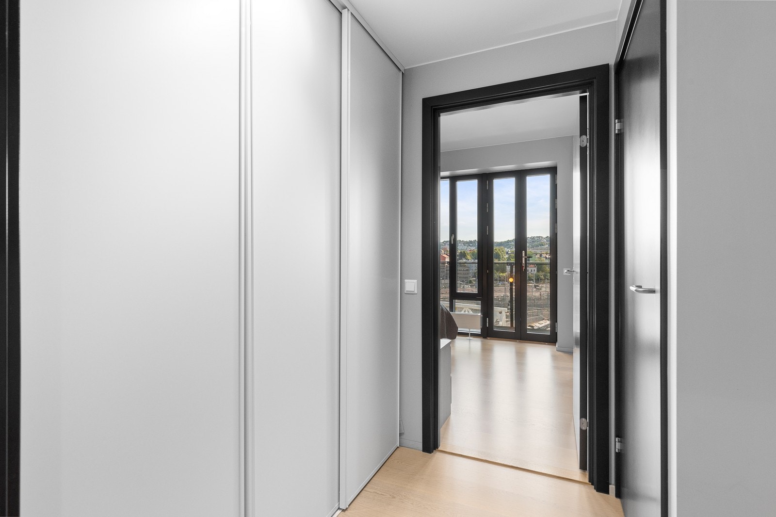 Legg merke til skyvedørsgarderoben i mellomgangen! Galleribilde