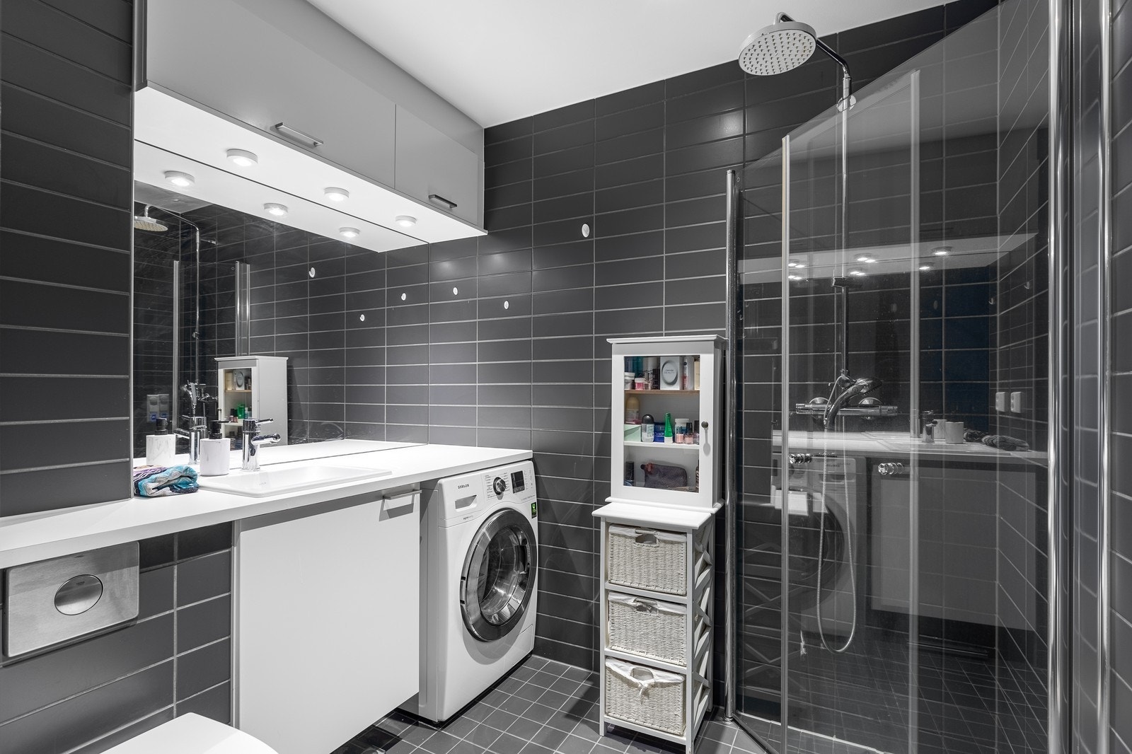 Baderom i flislagt utførelse med malt tak. Det er varmekabler i gulvet. Galleribilde