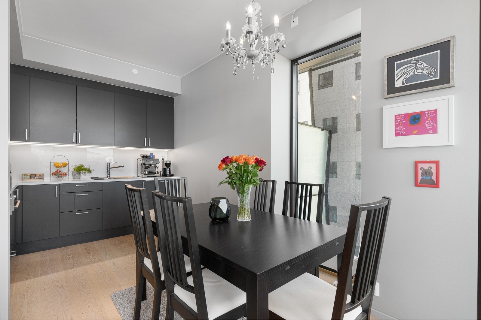 Kjøkkenet ligger behagelig tilbaketrukket fra stuesonen. Galleribilde