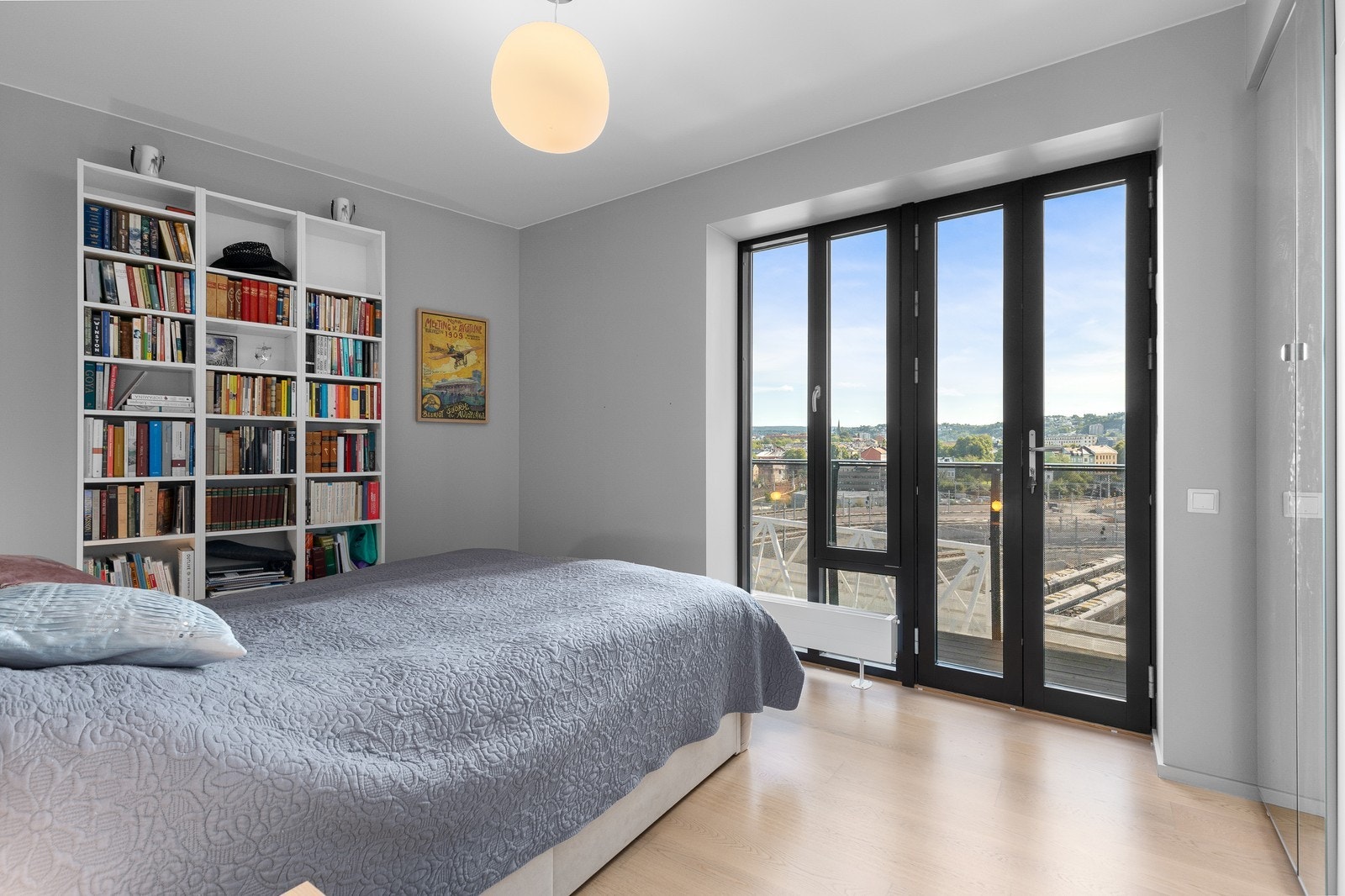 Fra soverommet er det utgang til balkong. Galleribilde