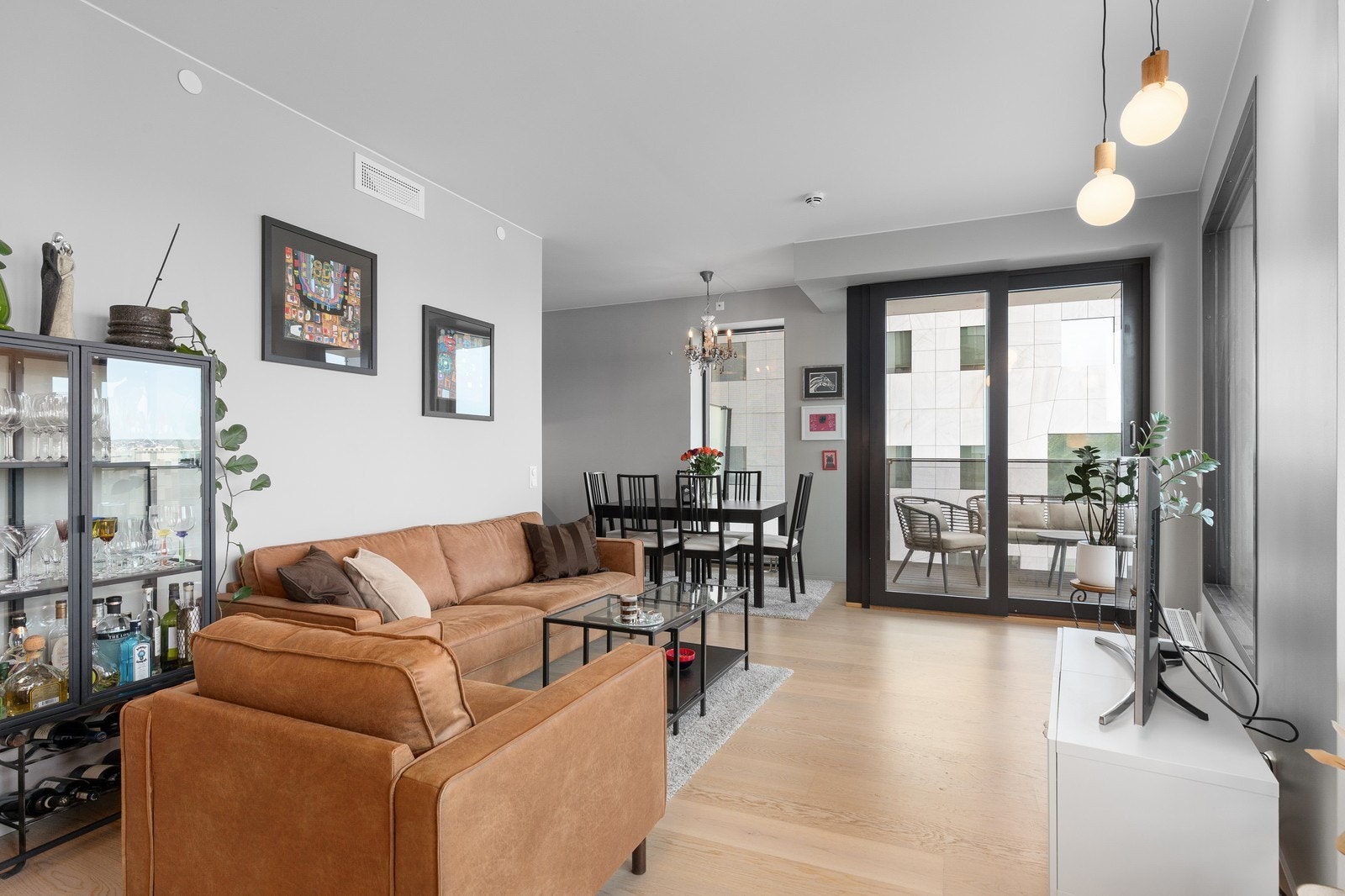 Meget gode lysforhold gjennom de store vinduene som skaper et lyst og luftig rom. Galleribilde