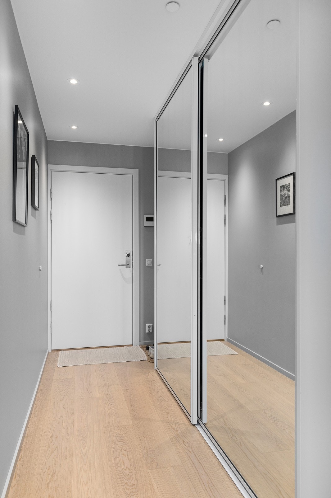 Velkommen inn! Her ønskes du velkommen hjem ved en lys og innbydende entré. Galleribilde