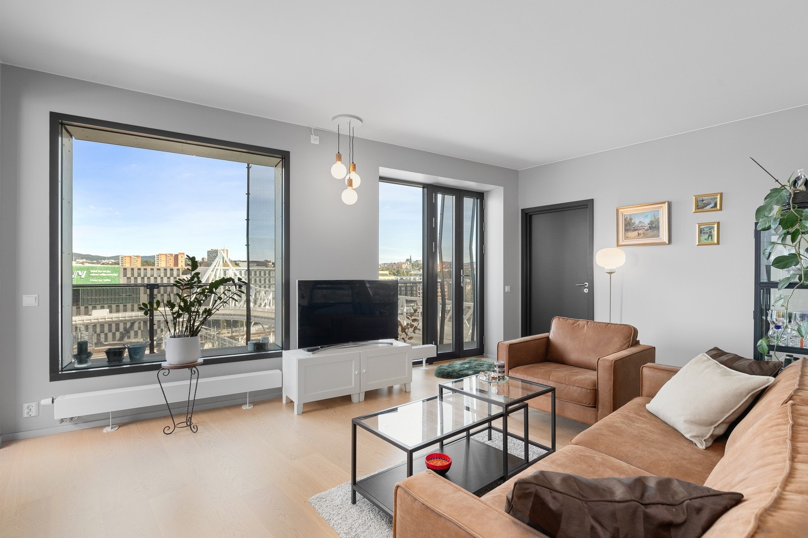 Romslig og flott stue med utgang til boligens luftige og store balkong Galleribilde