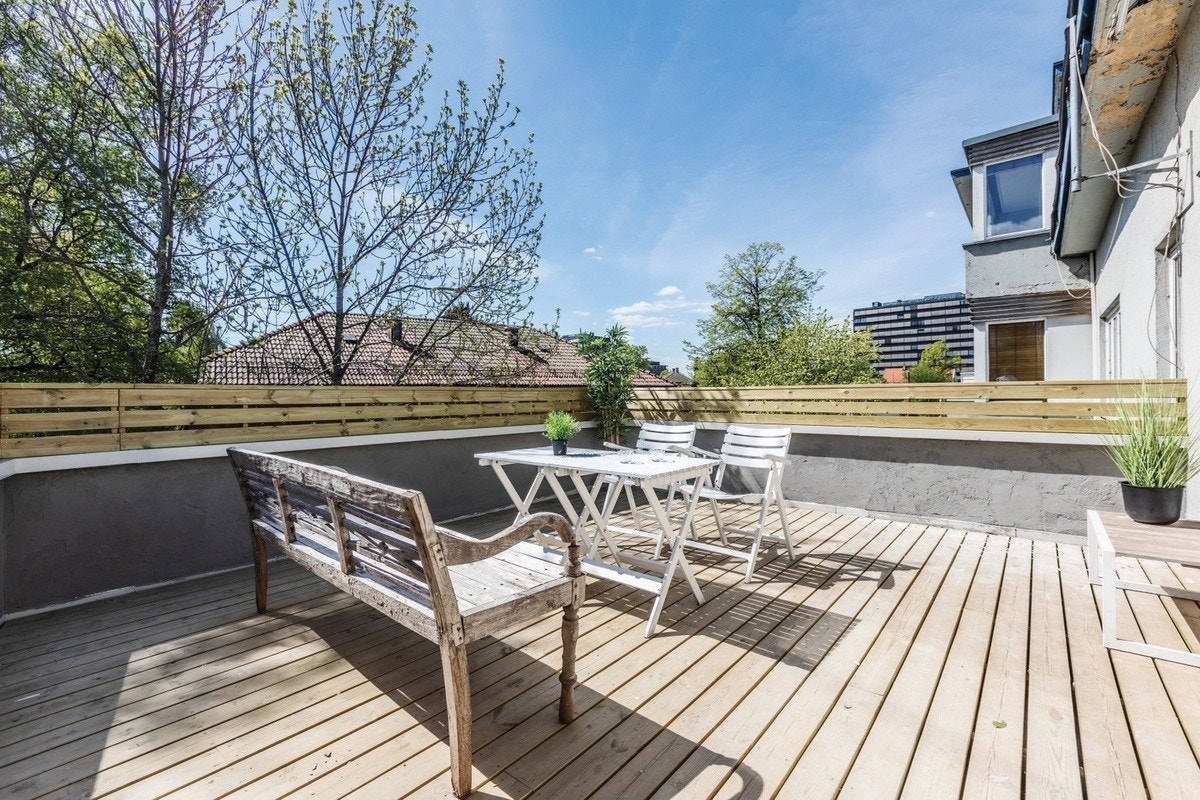 Stor og solfull terrasse - Nye terrassemøbler kommer! Galleribilde