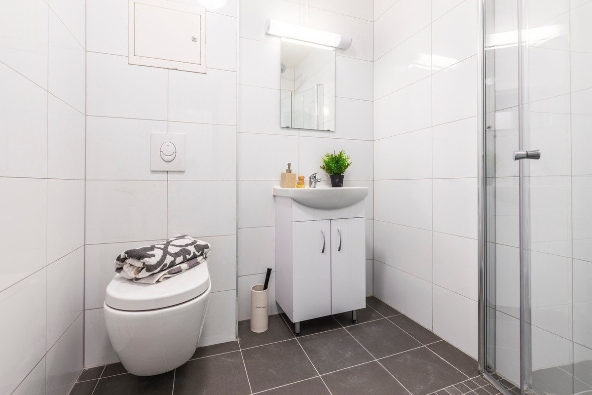 Badrom nr 1: WC, dusj og servant Galleribilde