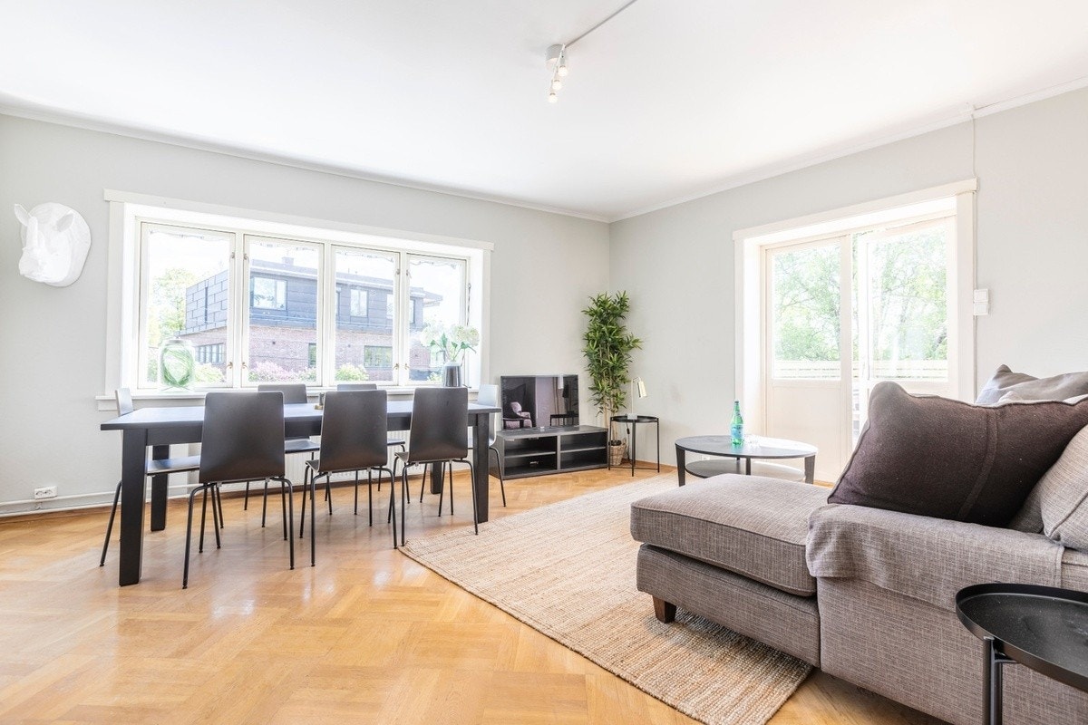 Stor stue med sofa og spisebord Galleribilde