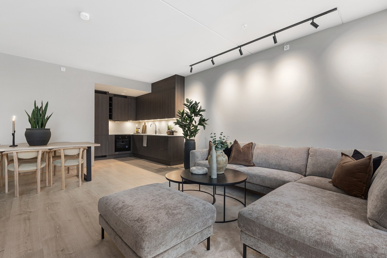 Stuen har en luftig romfølelse med god takhøyde, og godt med naturlig lysinnslipp. Galleribilde