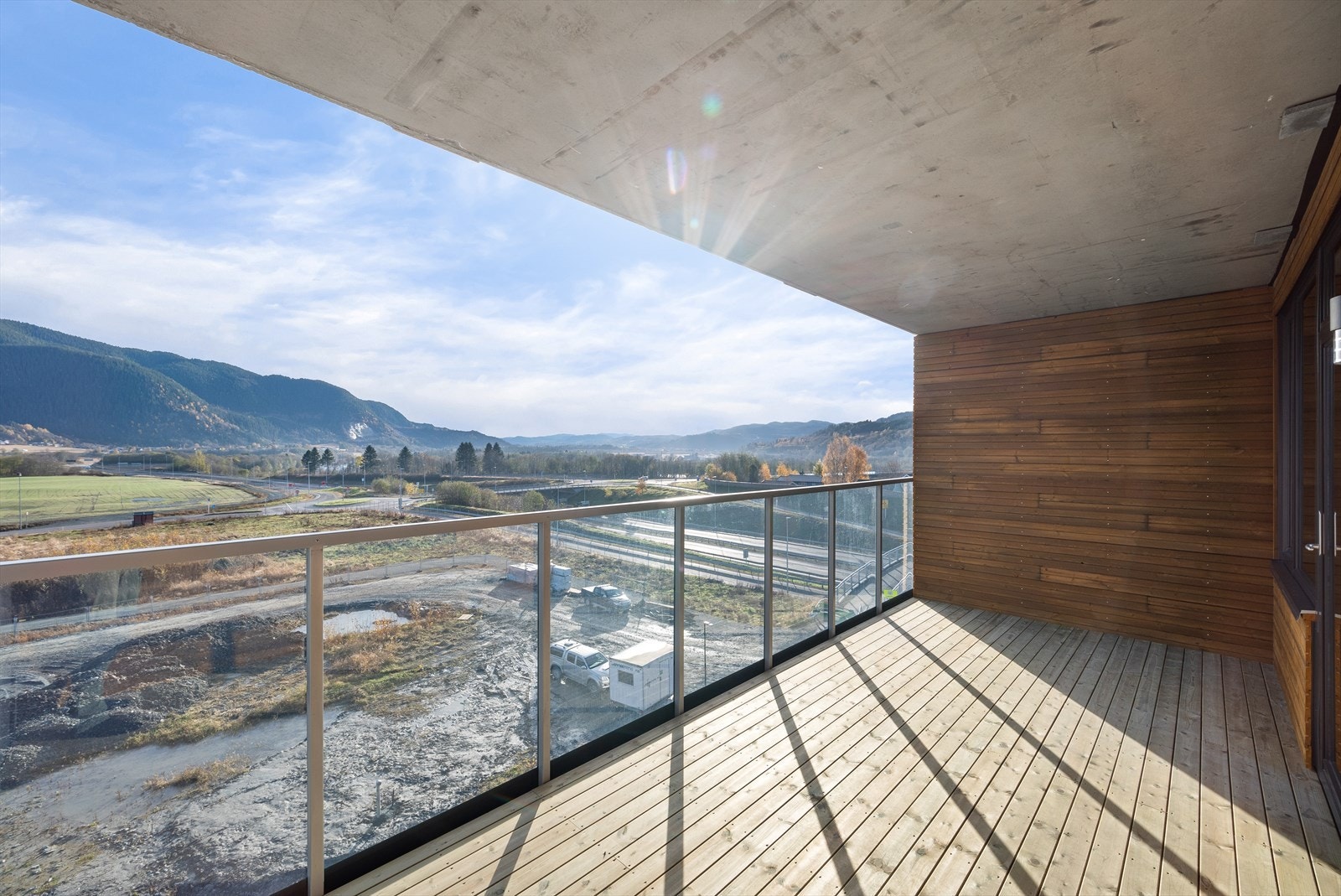 Den sørvendte balkongen har direkte utgang fra stuen, og er på hele 15 kvm. Galleribilde