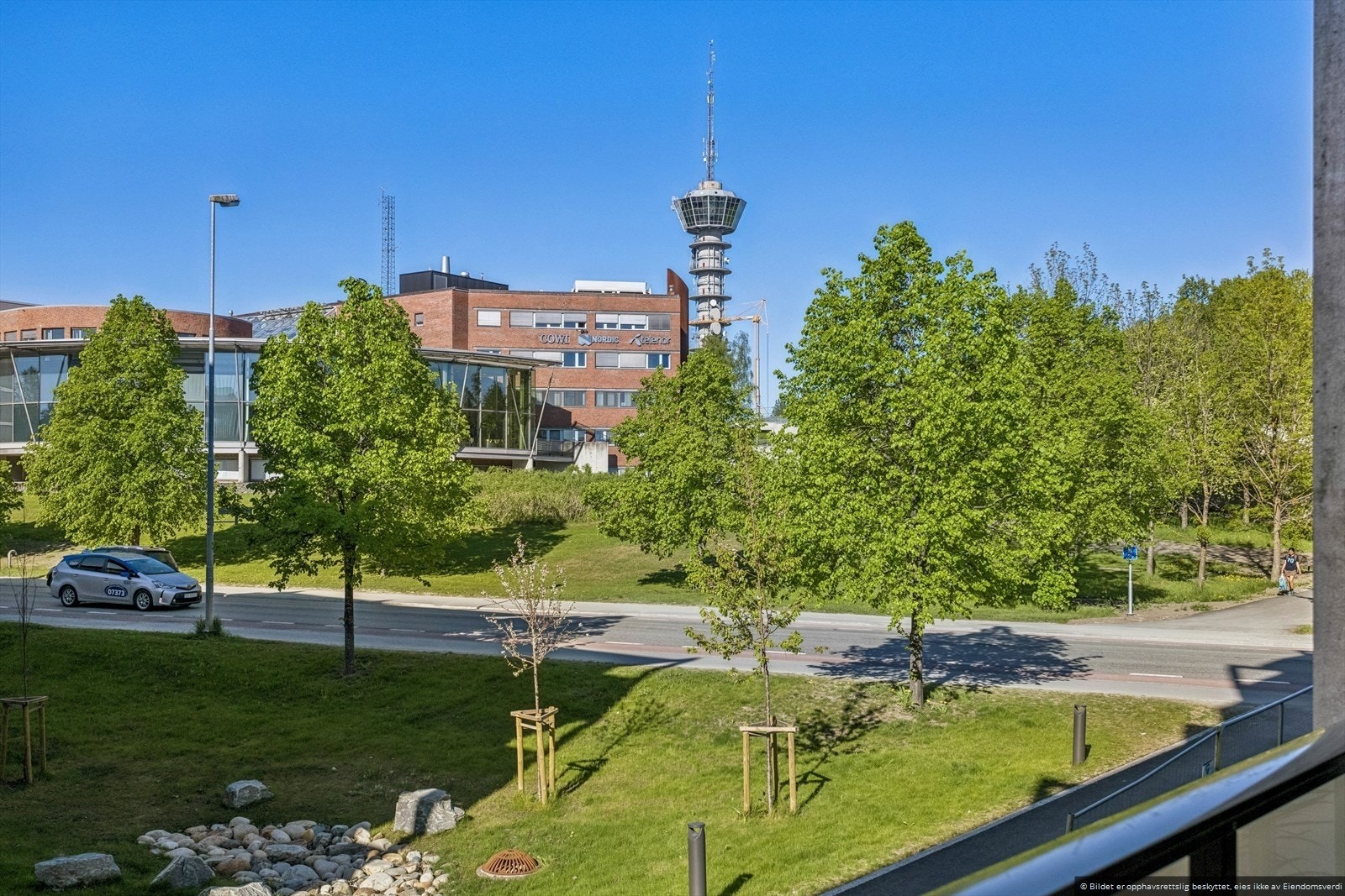 Leiligheten fremstår som moderne og velholdt, oppført i 2024, med fjernvarme og behagelig gulvvarme i oppholdsrommene. Leiligheten er vurdert til topp standard med tilstandsgrad 0 på alle punkter. Galleribilde