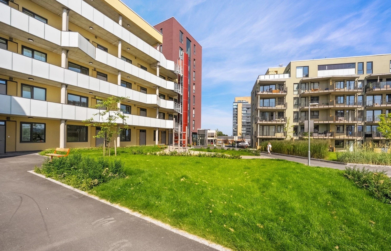 Fra inngangspartiet får man et glimt av Valentinlyst Senteret, som ligger plassert mellom naboleilighetene og er lett tilgjengelig fra boligen. Galleribilde