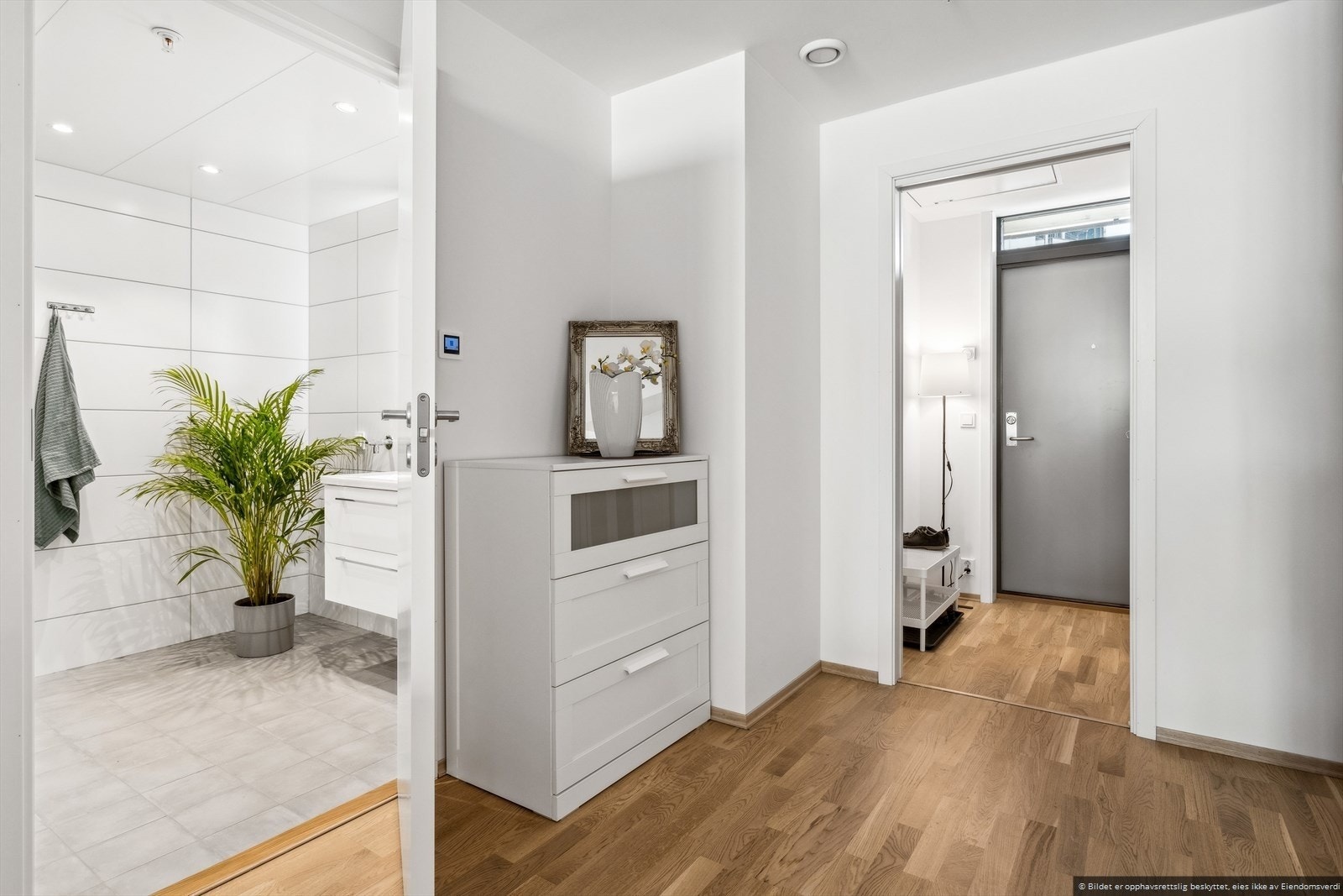 Boligen er utstyrt med fjernvarme og balansert ventilasjon, som gir et behagelig og sunt inneklima året rundt, samtidig som oppvarmingskostnadene holdes forutsigbare. Galleribilde