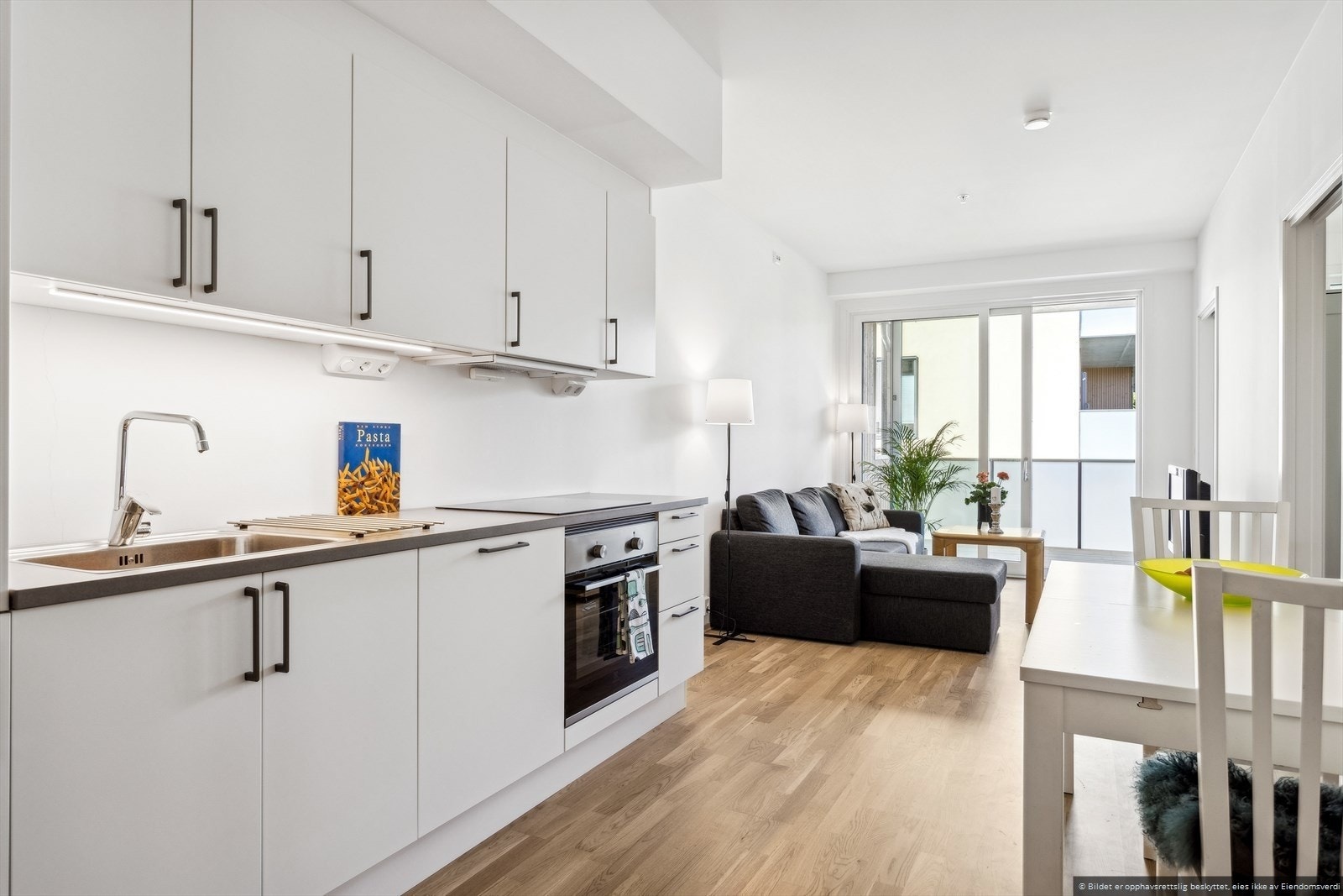 Leiligheten byr på et lyst og trivelig oppholdsrom med stue og kjøkken i åpen løsning på 22,9 m². Galleribilde