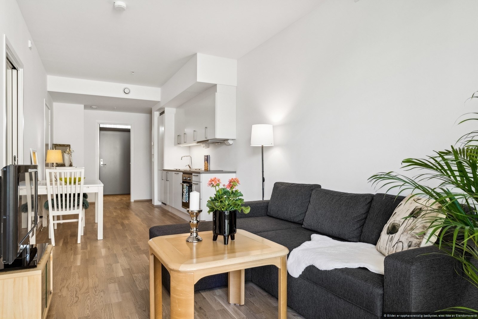 Her er det lagt til rette for forutsigbare felleskostnader som blant annet inkluderer varmtvann, internett, kabel-TV, fjernvarme, vaktmestertjenester og parkeringsplass i kjeller. Galleribilde