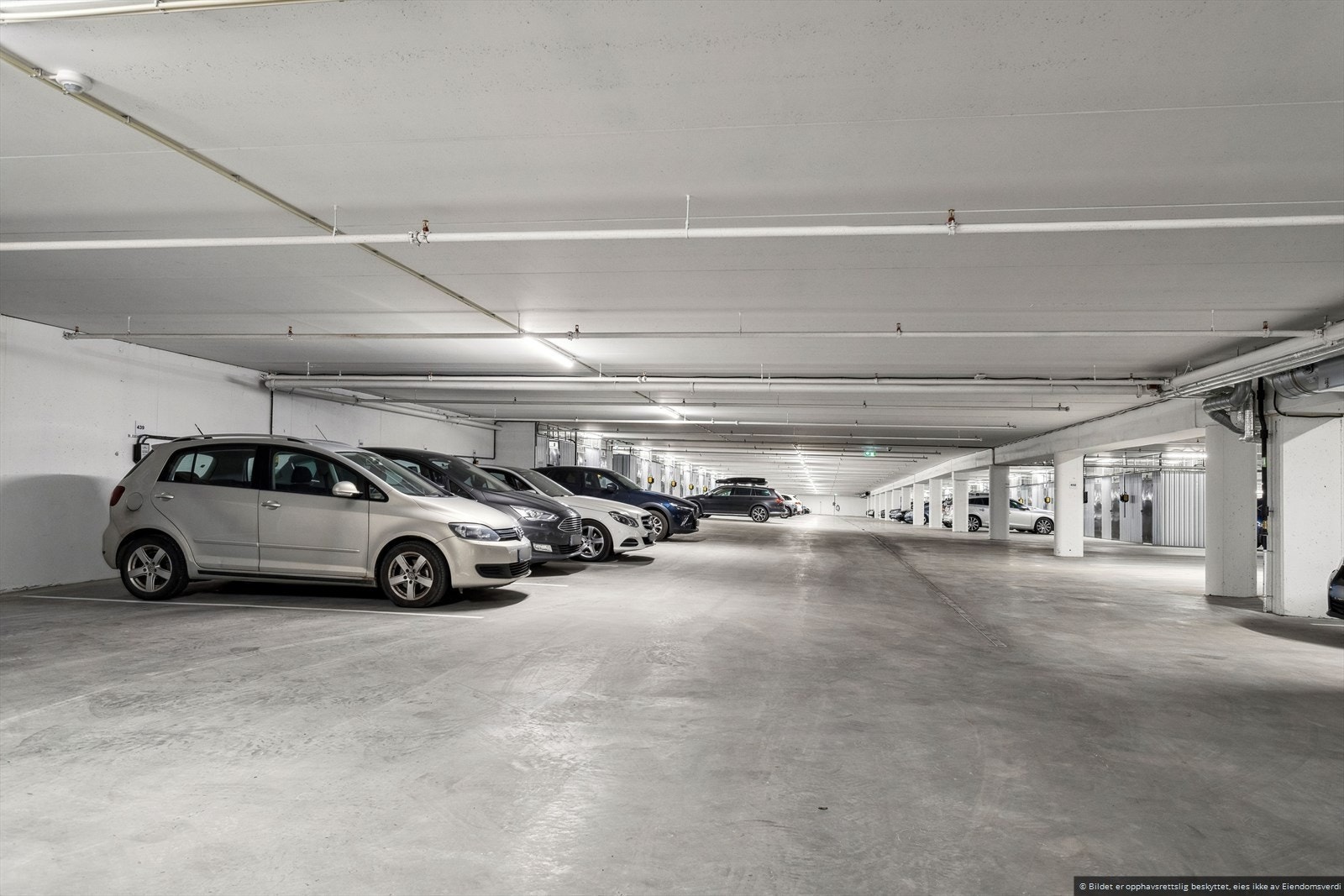 Leiligheten disponerer en parkeringsplass i kjelleren, med mulighet for elbillading. Leien av garasjeplassen er inkludert i de månedlige felleskostnadene. Galleribilde