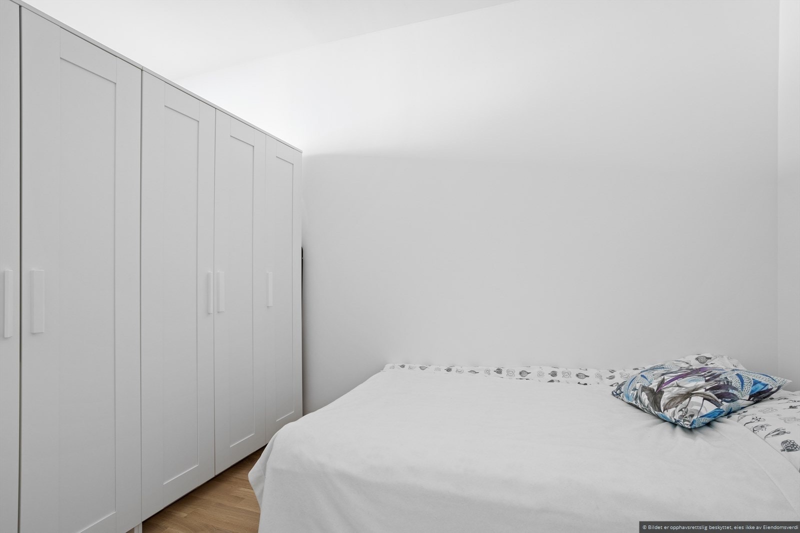 Det romslige soverommet på 9,9 m² har plass til dobbeltseng, nattbord og garderobeskap, og tilbyr god oppbevaringsplass for klær. Galleribilde