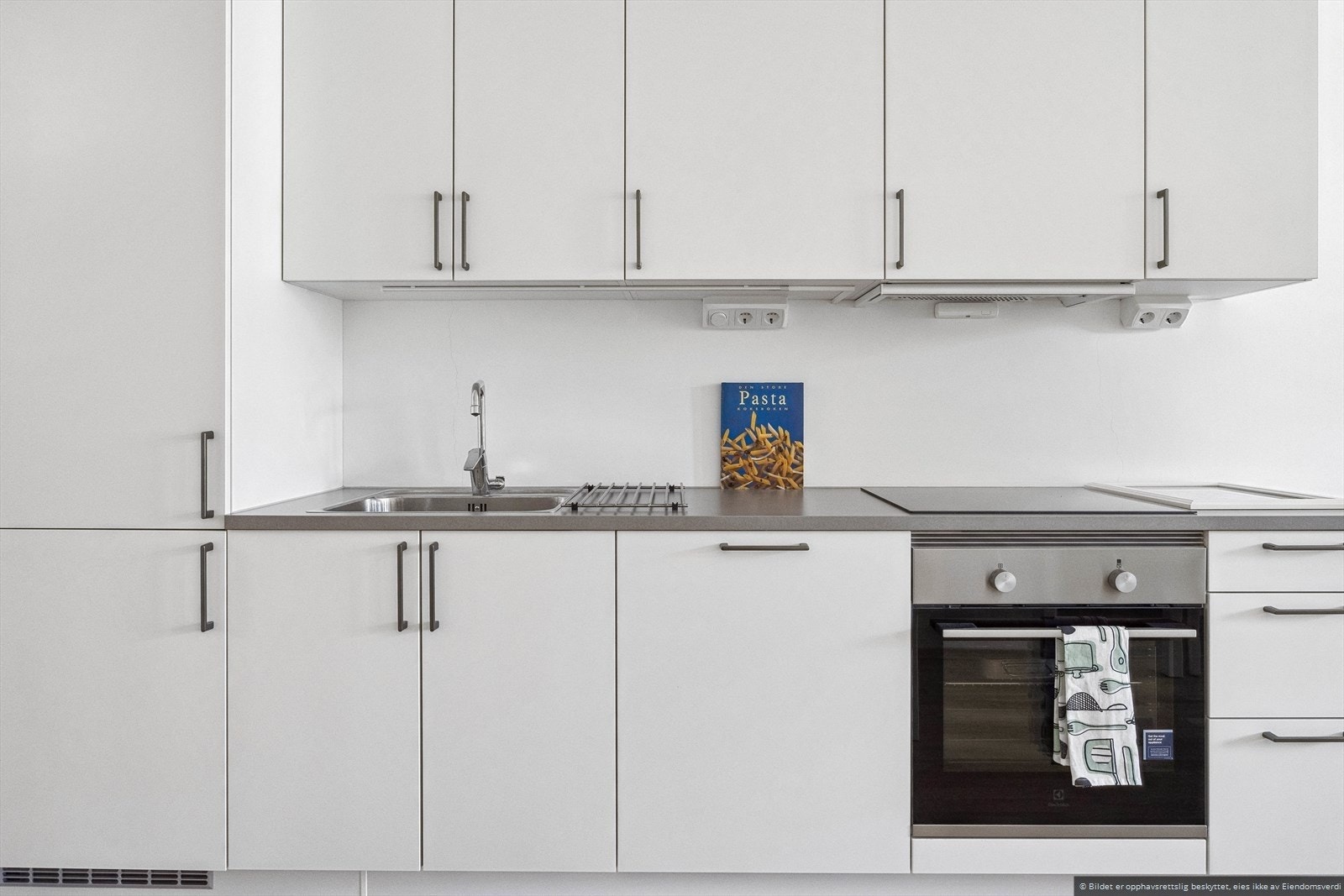 Kjøkkenet er levert av kvalitetsleverandøren HTH og har integrerte hvitevarer bestående av kombiskap, oppvaskmaskin, platetopp, stekeovn og ventilator. Galleribilde